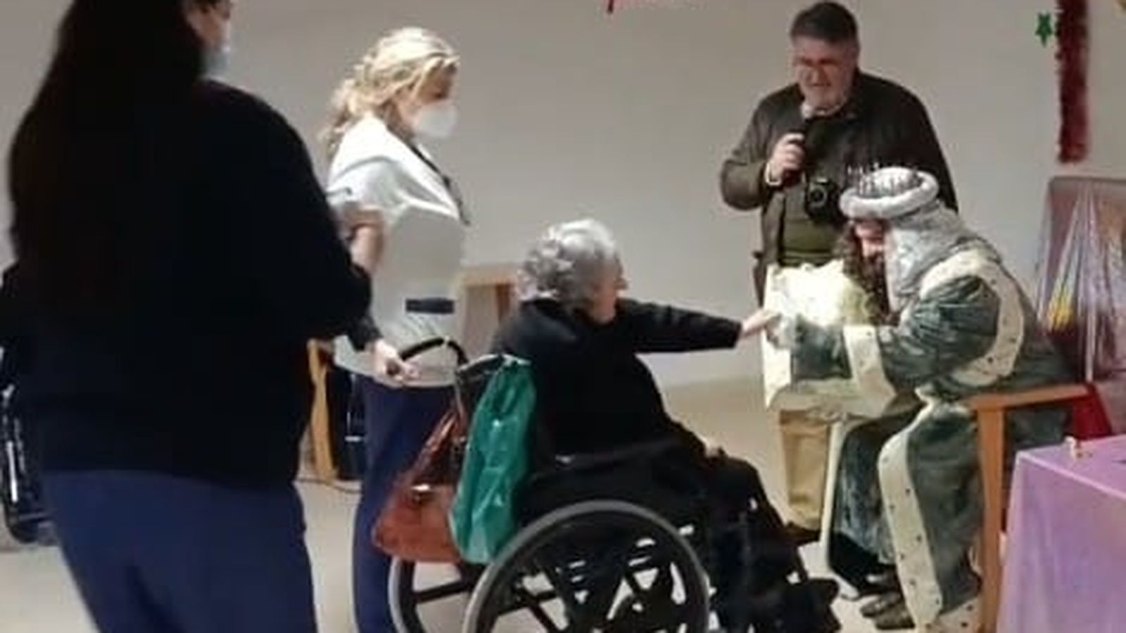 Visita de los Reyes Magos 'Raíces' a la Residencia de Ancianos Suite La Marquesa.