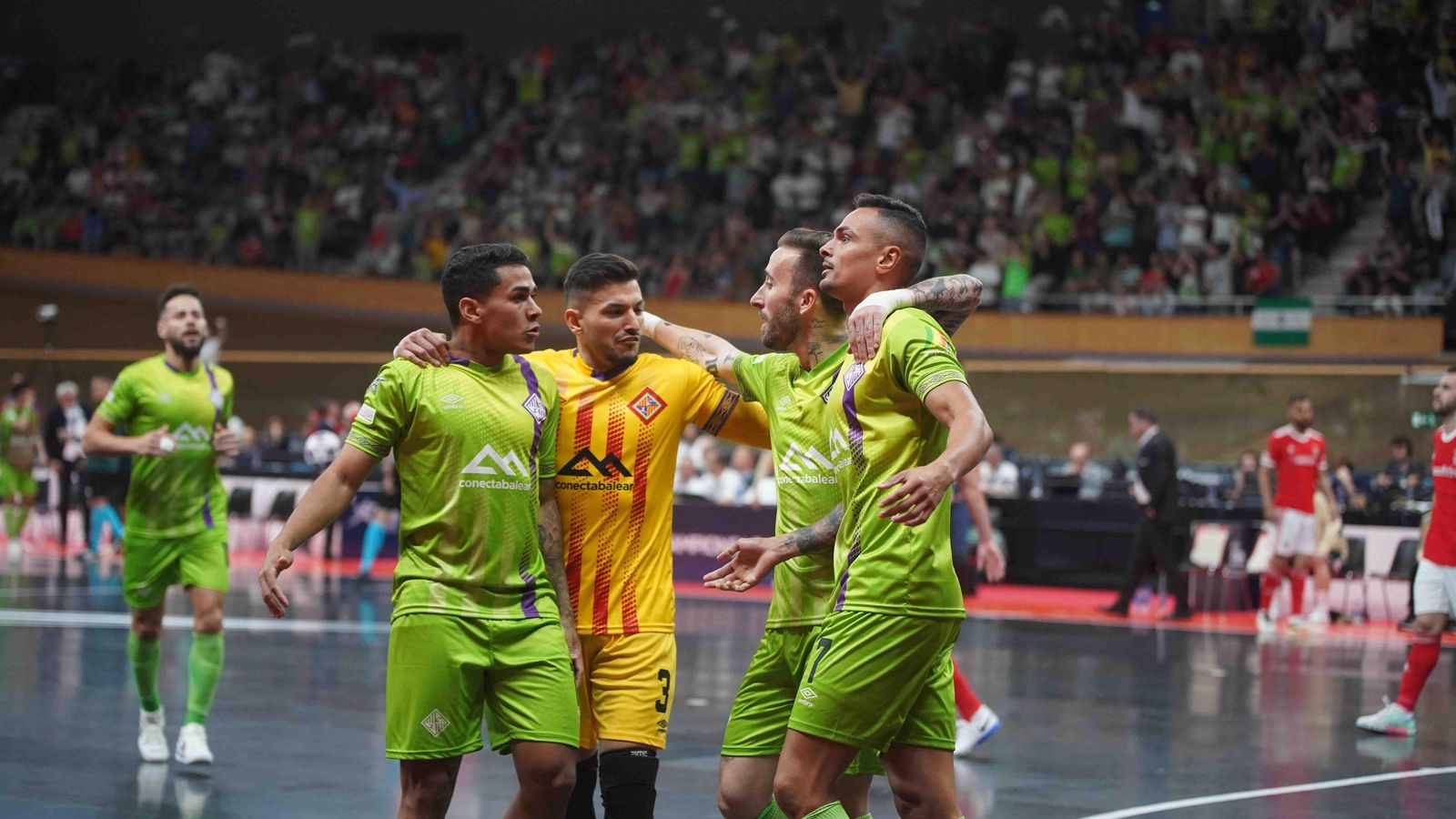 Los jugadores del Palma Futsal celebran uno de los goles al Benfica. Los jugadores del Palma Futsal celebran uno de los goles al Benfica.
