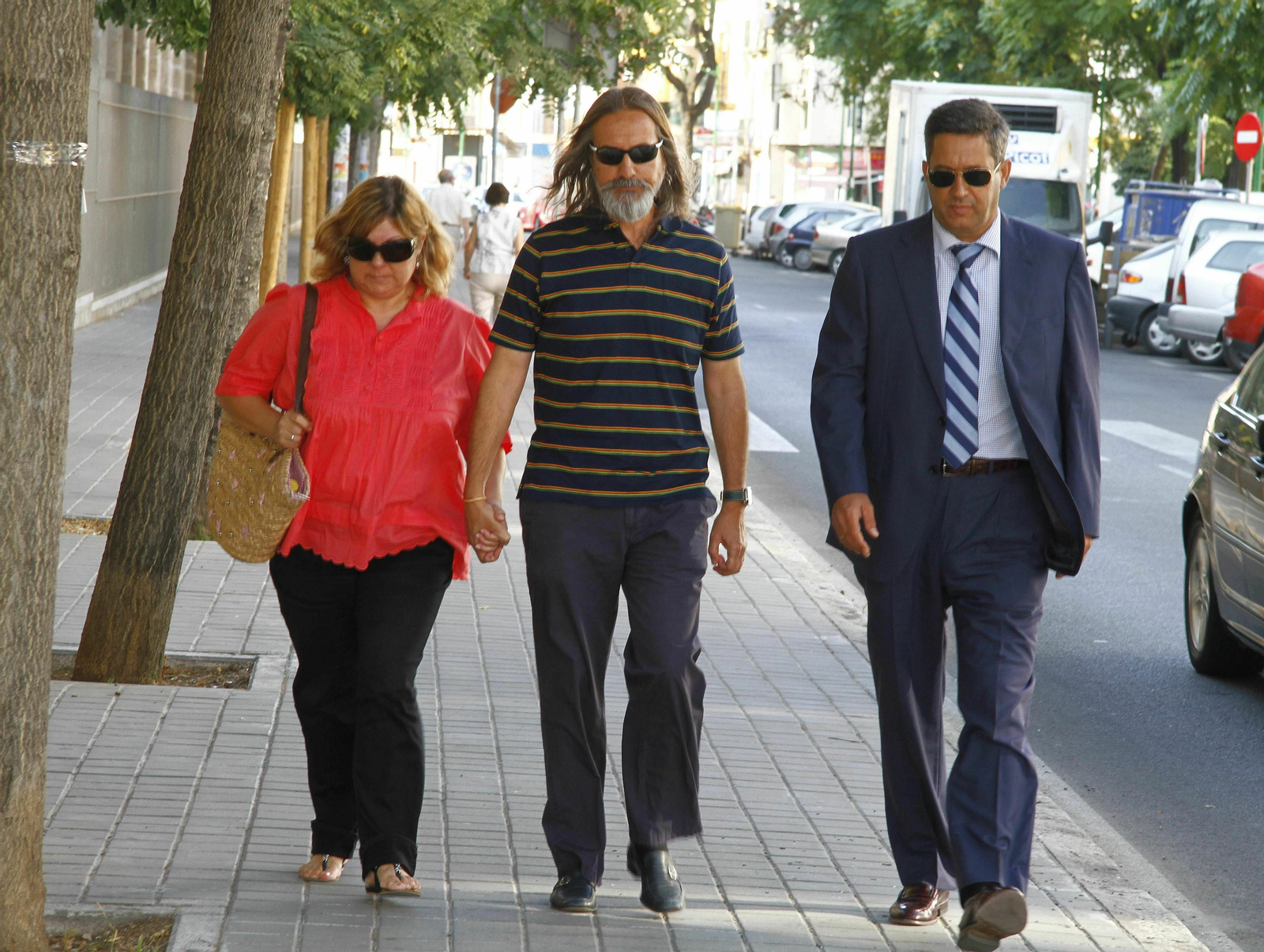 Clemente Ruiz (centro), en una imagen de 2011 en las inmediaciones de la Cámara de Cuentas en Sevilla.