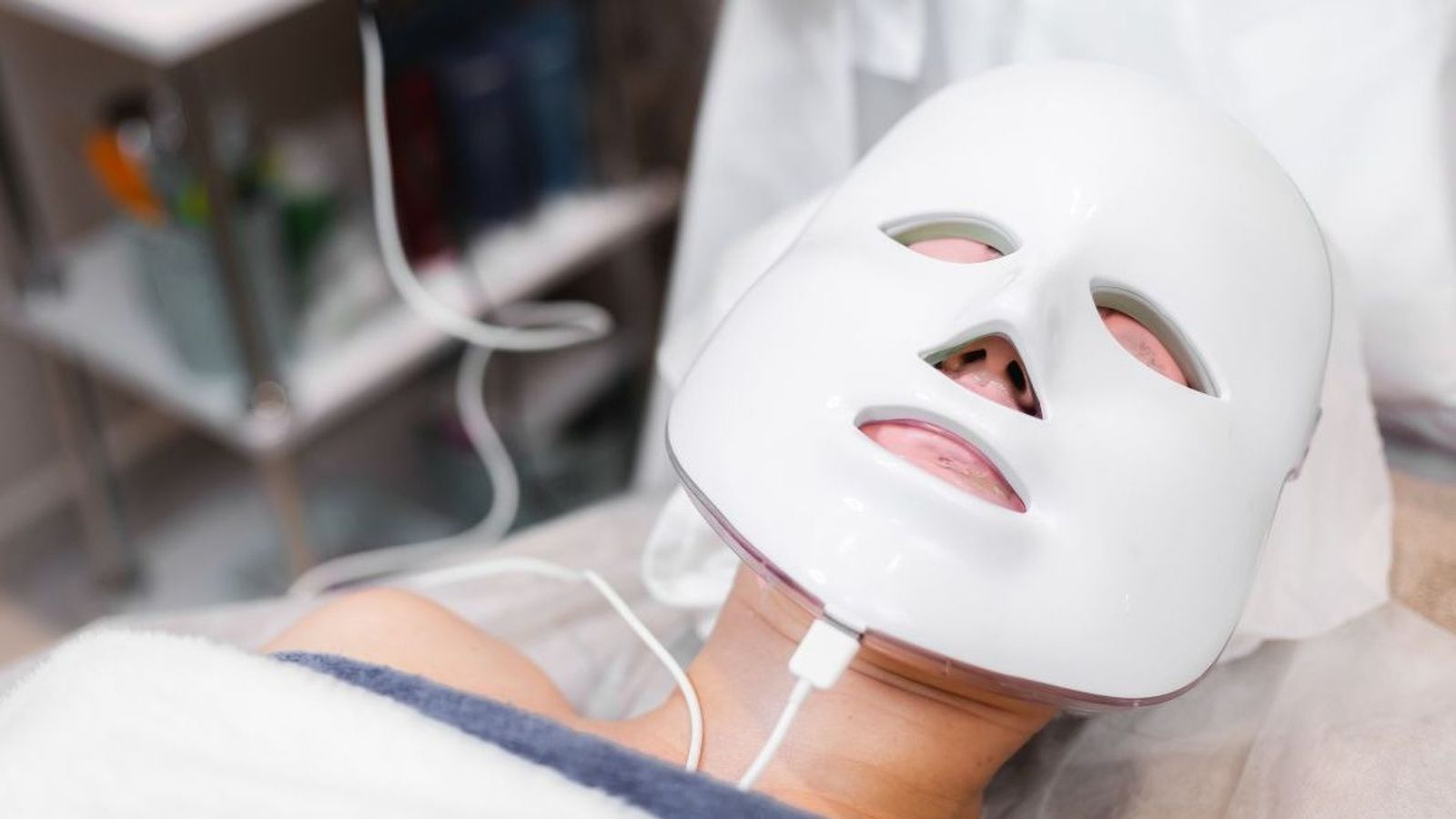 Esta máscara LED lleva a casa la terapia de luz de los profesionales