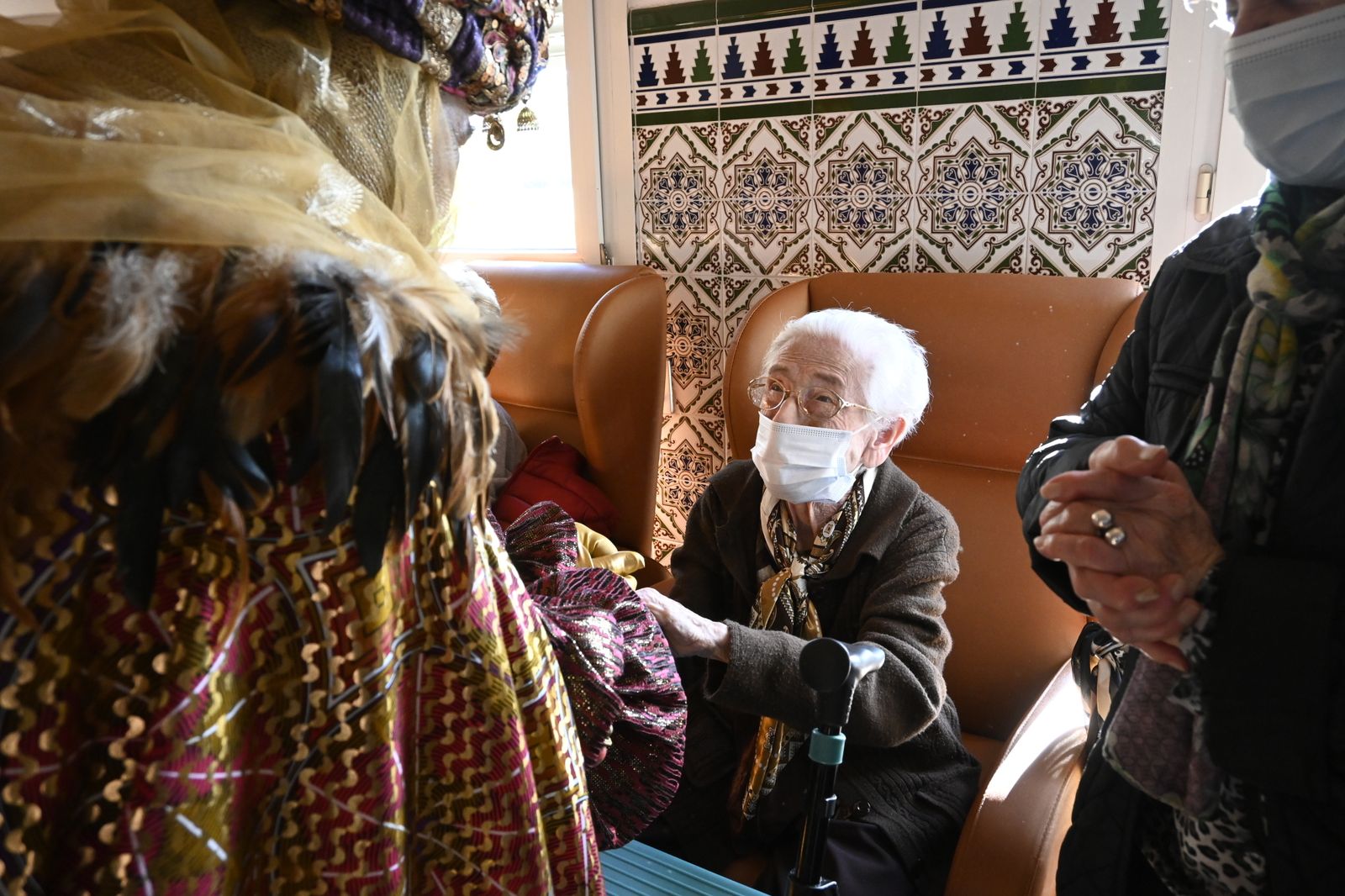 Visita de los Reyes Magos a los ancianos de los asilos de Huelva, en imágenes