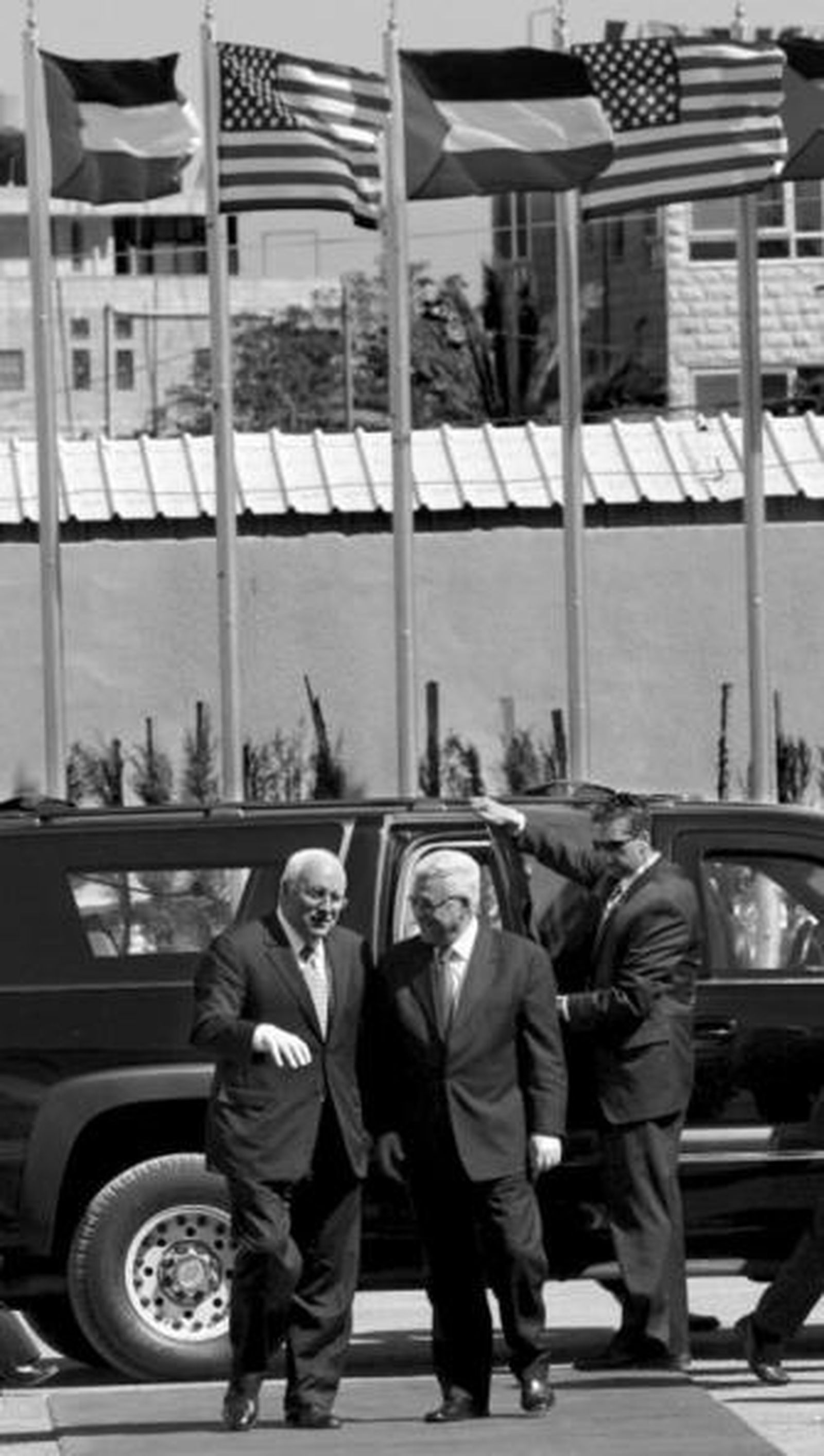 Abbas, derecha, recibe a Cheney, ayer en Ramala.