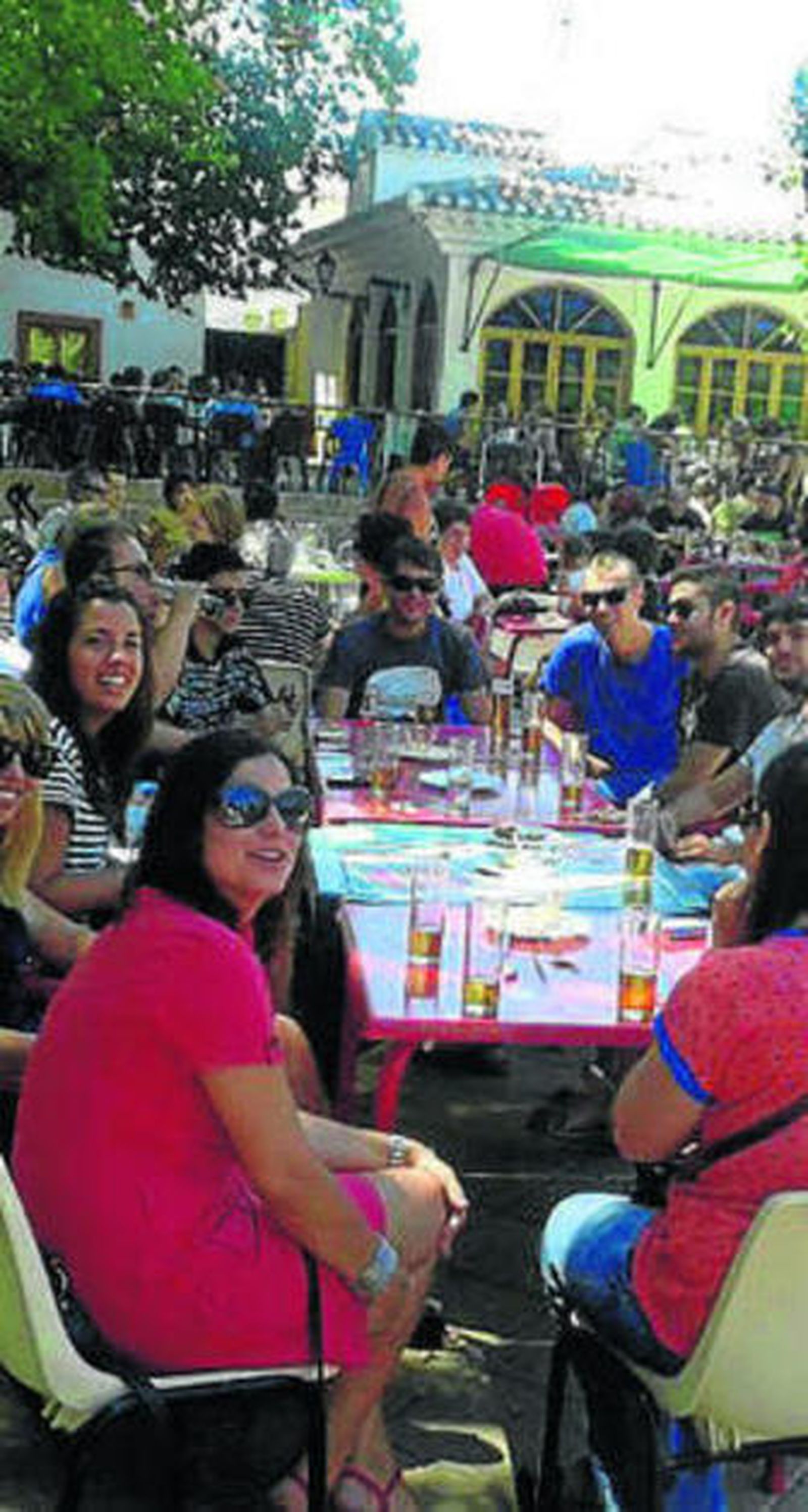 Los vecinos disfrutan de las tapas.