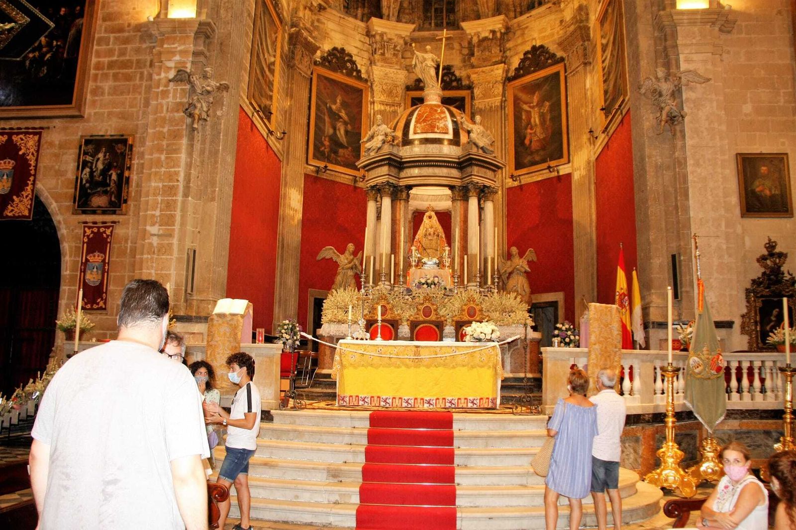 La imagen de la Virgen de los Milagros, instalada en el baldaquino del altar mayor de la Iglesia Mayor Prioral.
