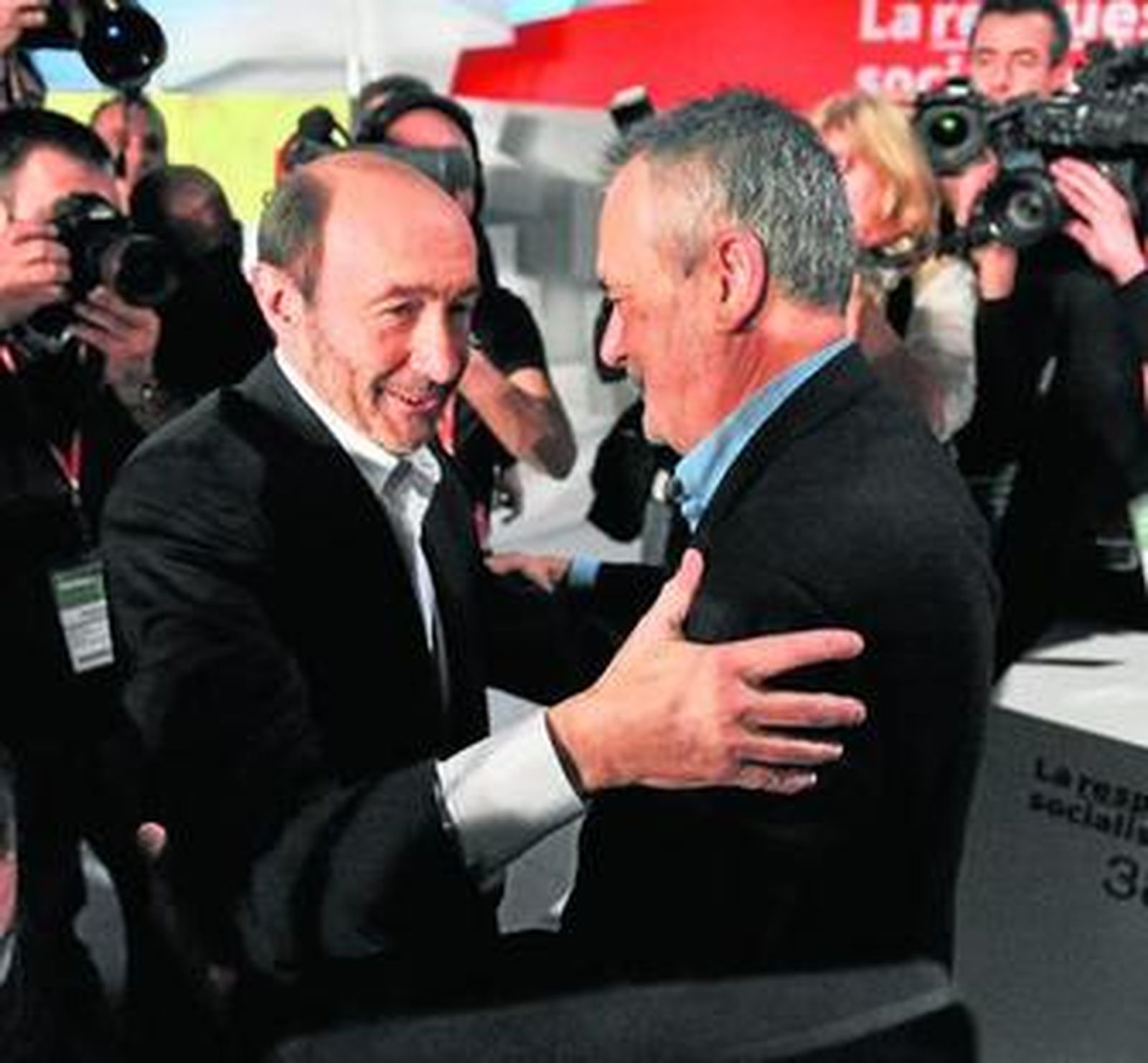 Griñán felicita a Rubalcaba tras ser elegido éste secretario general del PSOE, ayer en Sevilla.