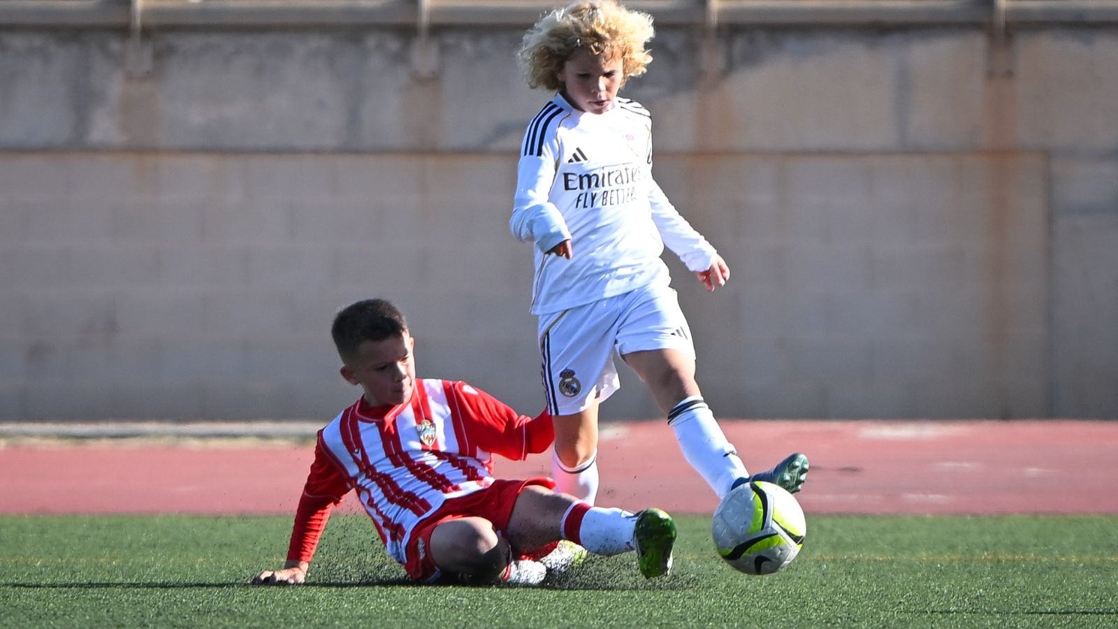 Rafa Fisac, del Real Madrid, sortea la entrada de un rival durante un encuentro de la competición.