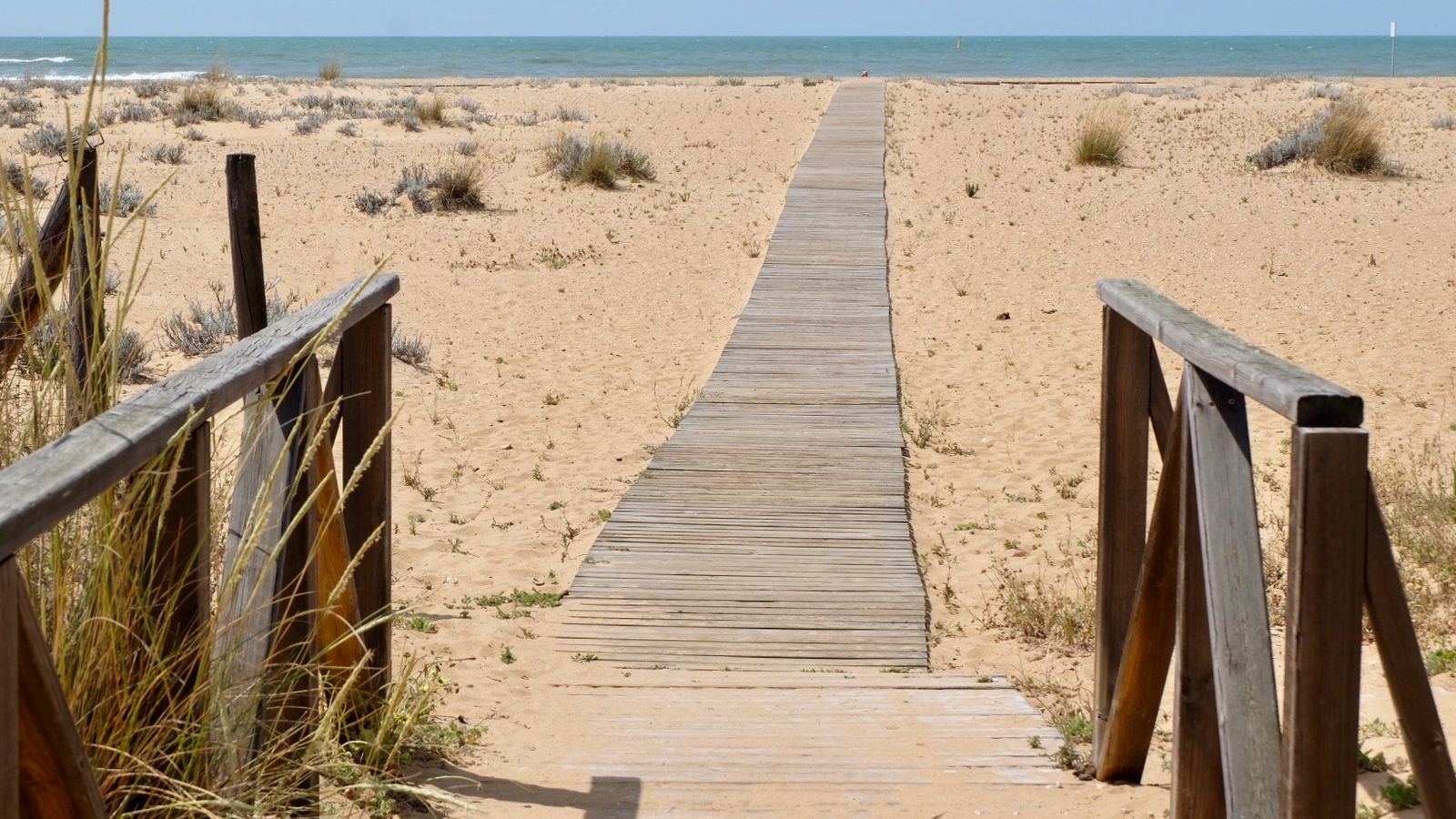 Pasarela de madera en la Playa del Espigón.