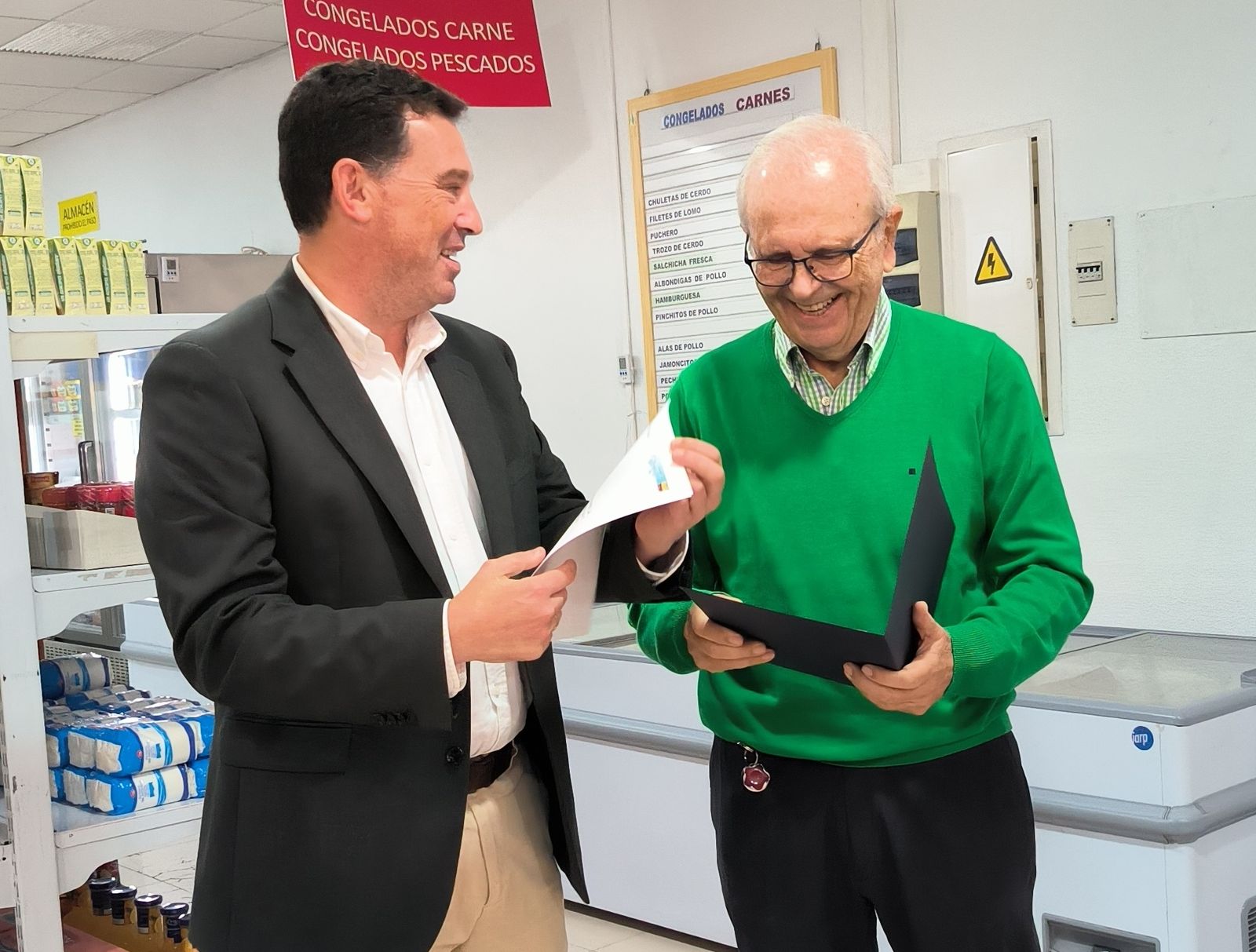 El presidente del Puerto de Huelva, Alberto Santana, junto al presidente del Economato Resurgir, Manuel García Villalba.