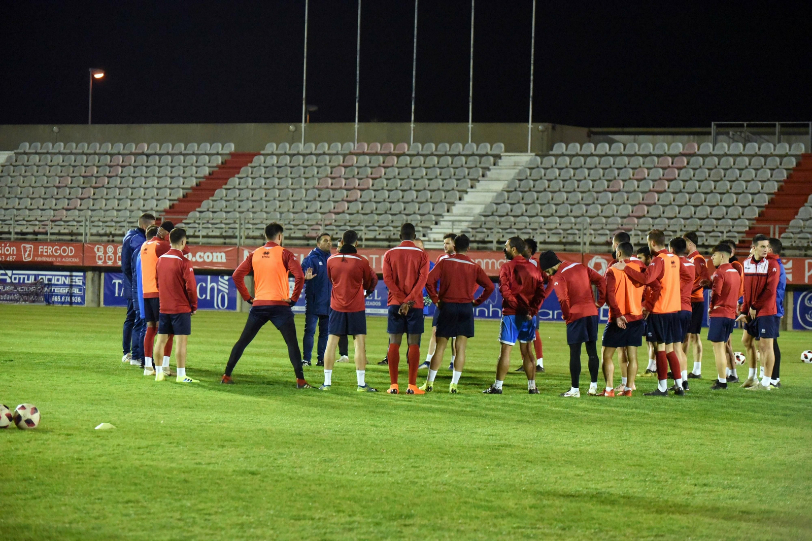 Fajardo se dirige a sus jugadores sobre el césped del Nuevo Mirador.