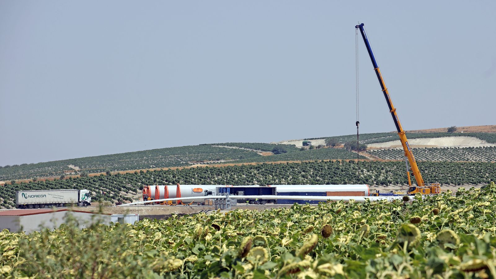 Piezas del mástil del primero de los aerogeneradores que se está instalando en el parque eólico El Barroso
