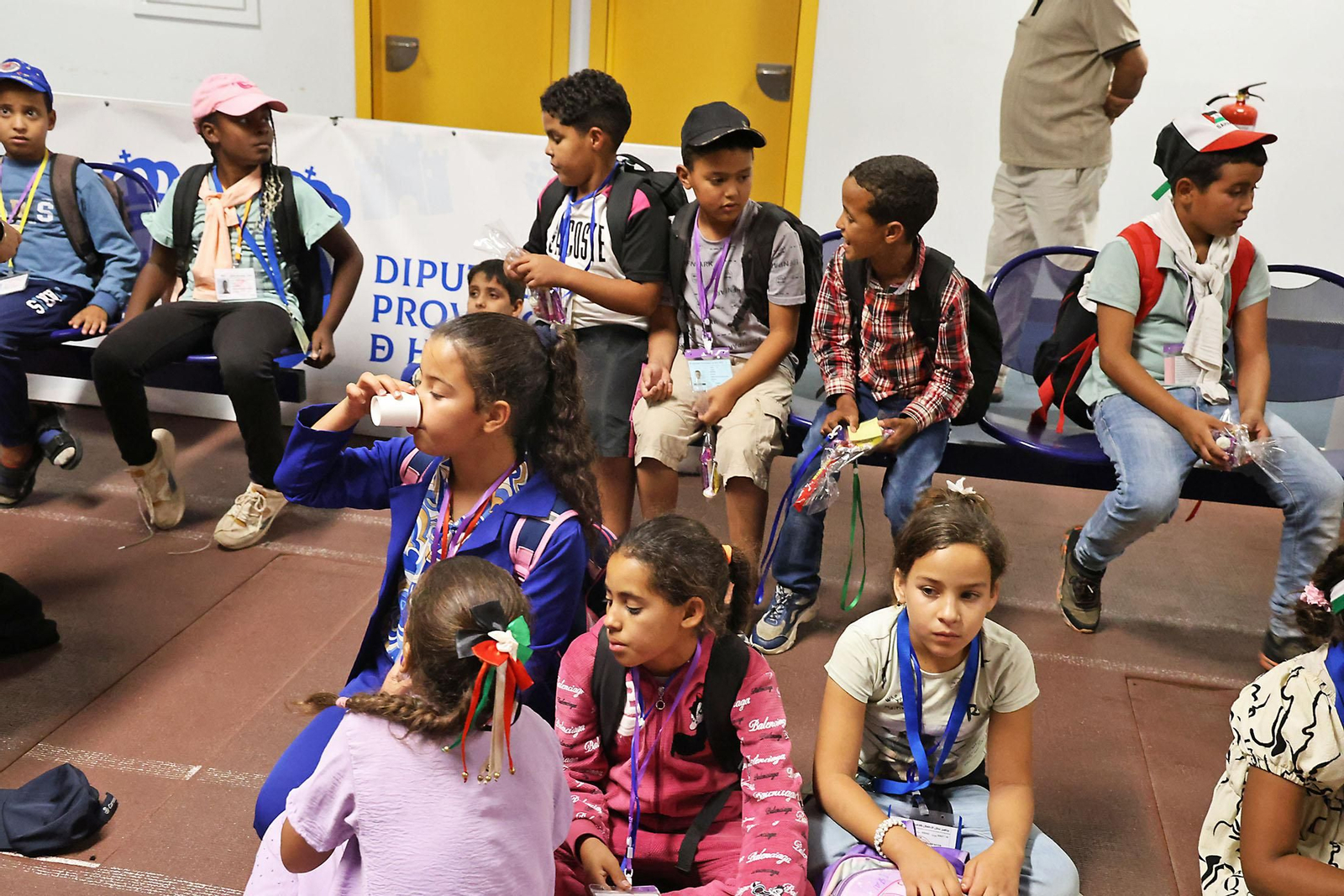 Imágenes del recibimiento a los  niños procedentes de los campamentos saharauis que pasarán sus vacaciones en Huelva