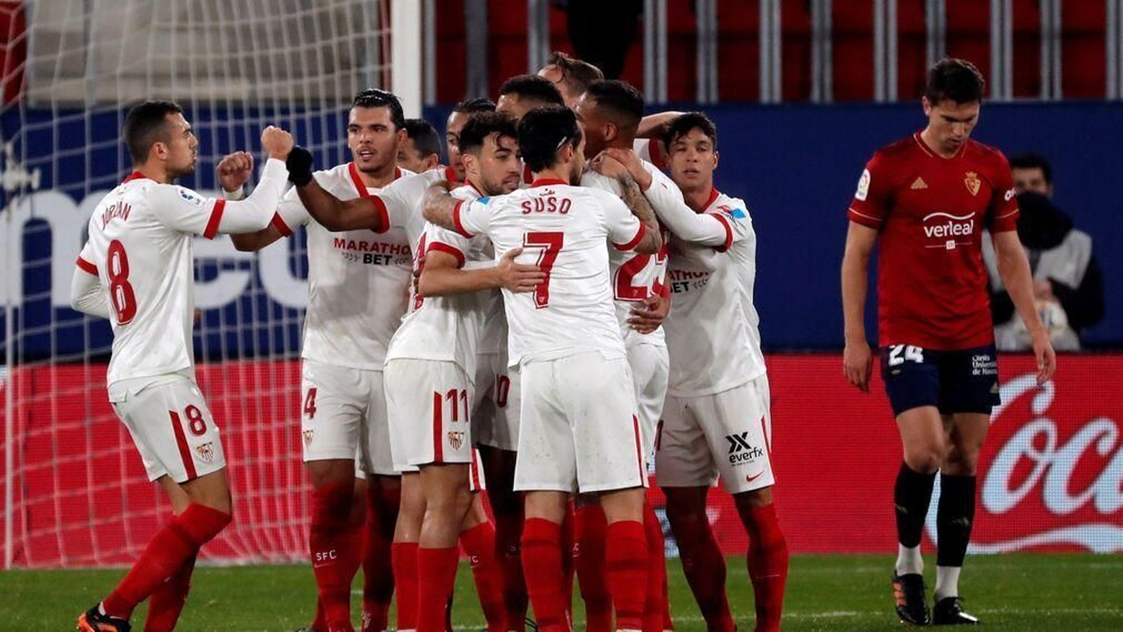 Los futbolistas del Sevilla se abrazan tras el 1-0 de Diego Carlos en El Sadar.