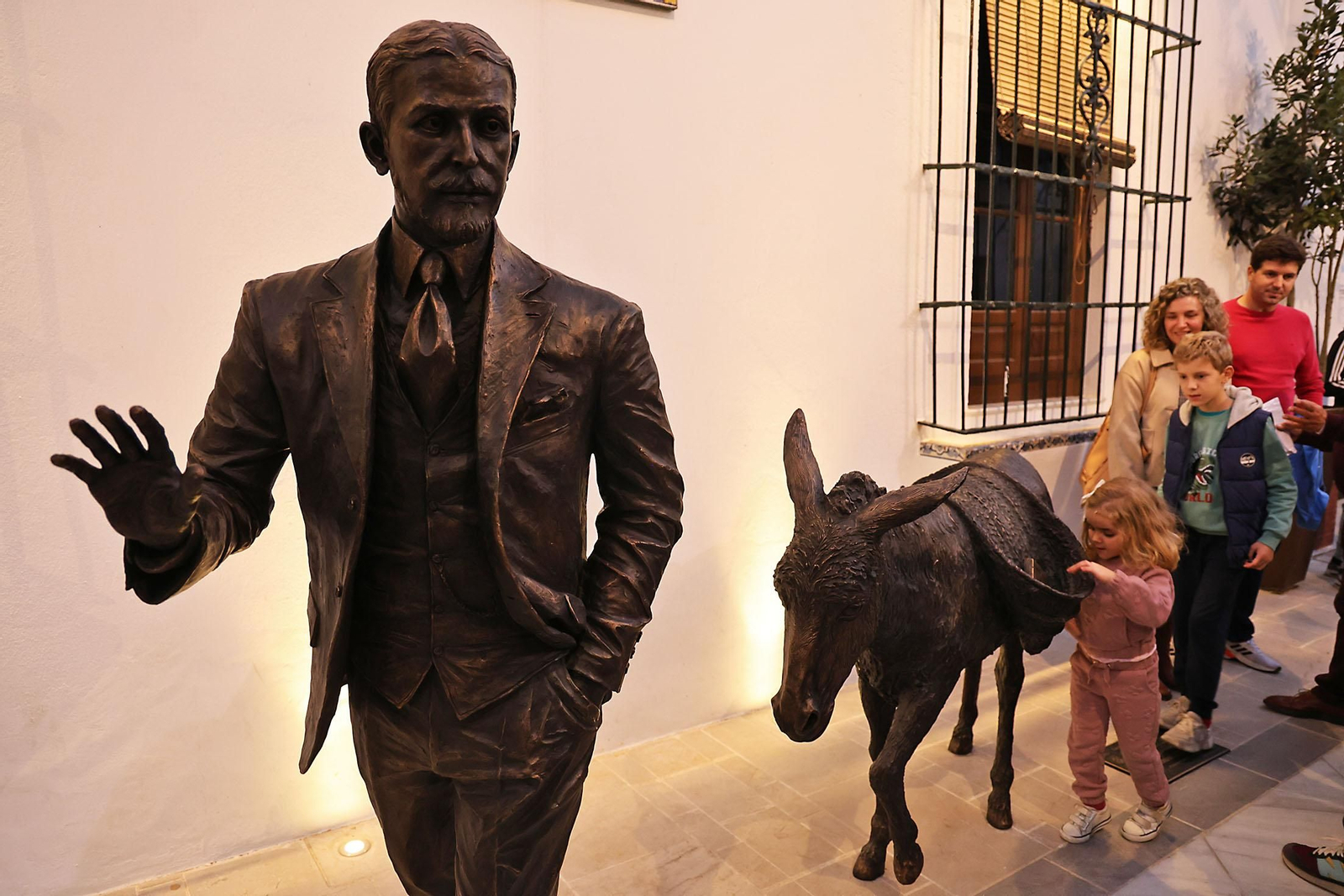 Imágenes de la inauguración en Moguer del complejo escultórico 'Juan Ramón y Platero'