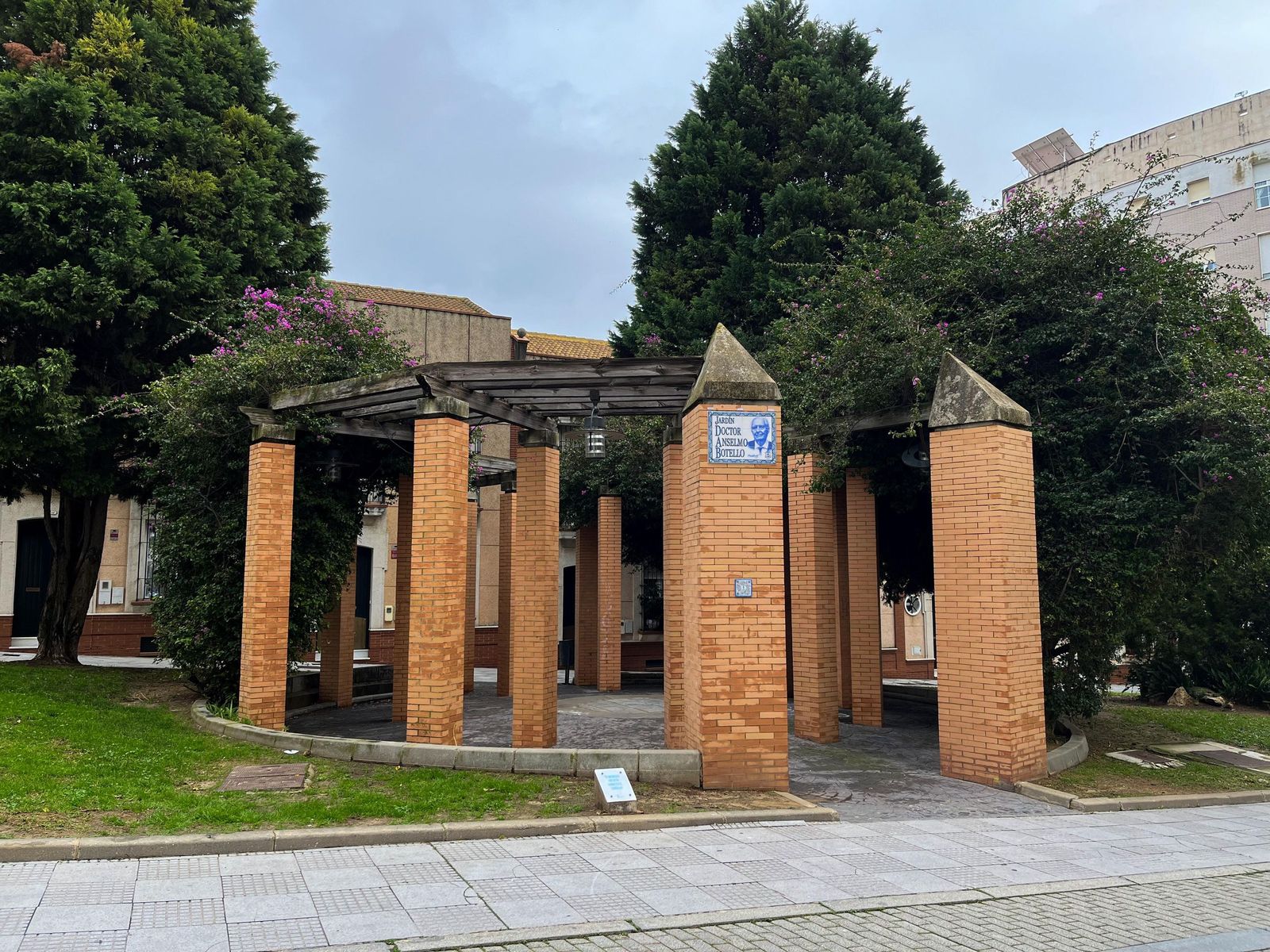 Fotografías de la rotulación del jardín Doctor Anselmo Botello