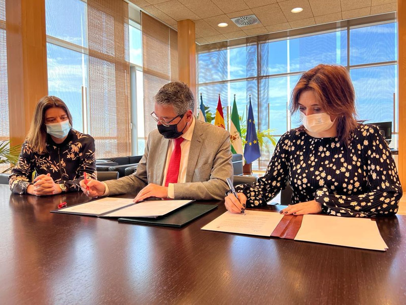 La firma del acuerdo entre la Diputación y el Ayuntamiento de Torremolinos.