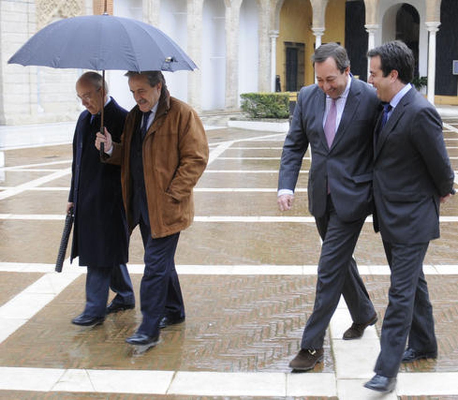 Manuel del Valle, ex alcalde de Sevilla, y Rafael Camacho, ex director general de RTVA, a la izquierda.

Foto: Juan Carlos Vázquez