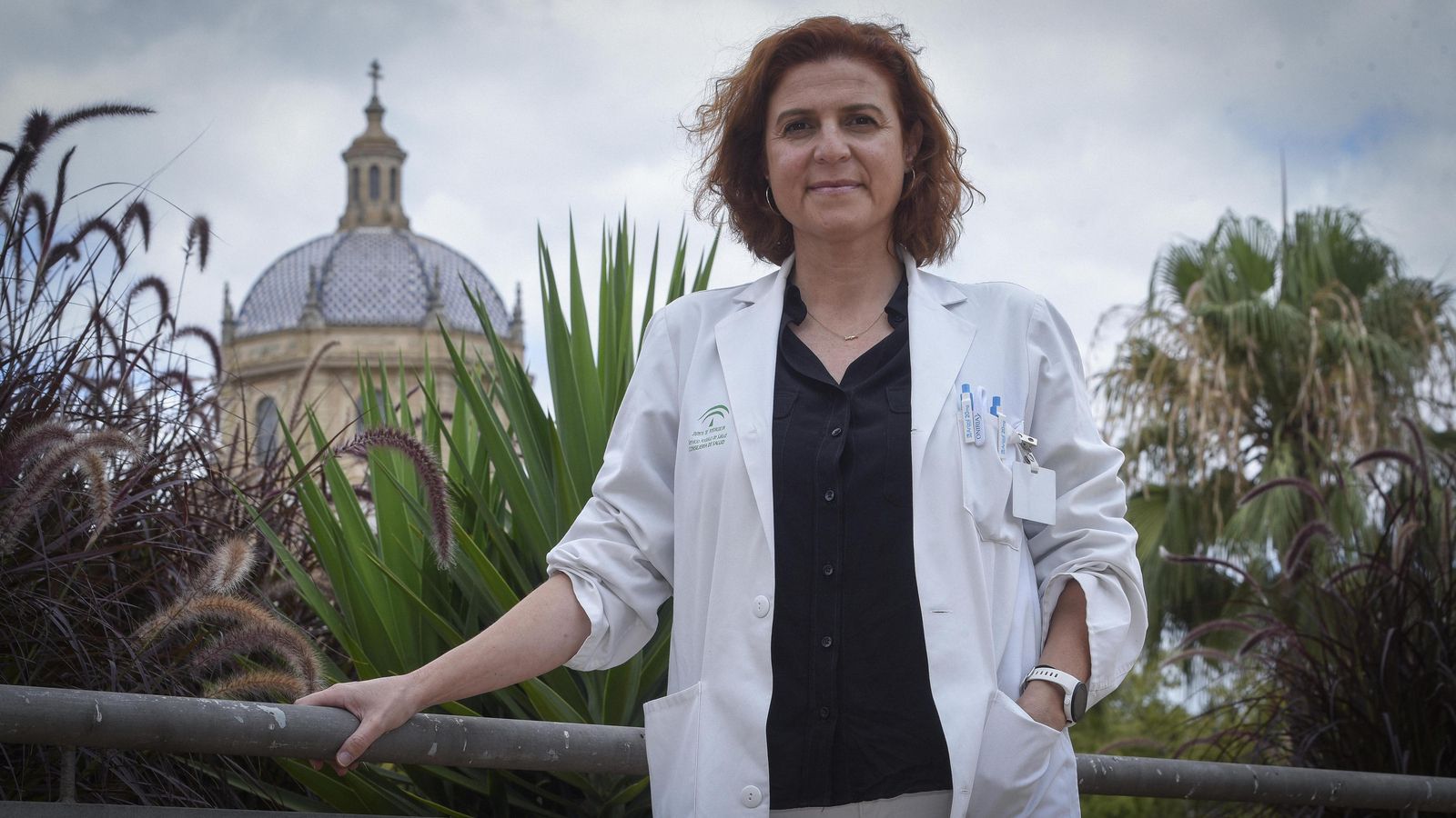 La psiquiatra y profesora de la Universidad de Sevilla, Rosario Salas, en el entorno hospitalario del Virgen del Rocío.