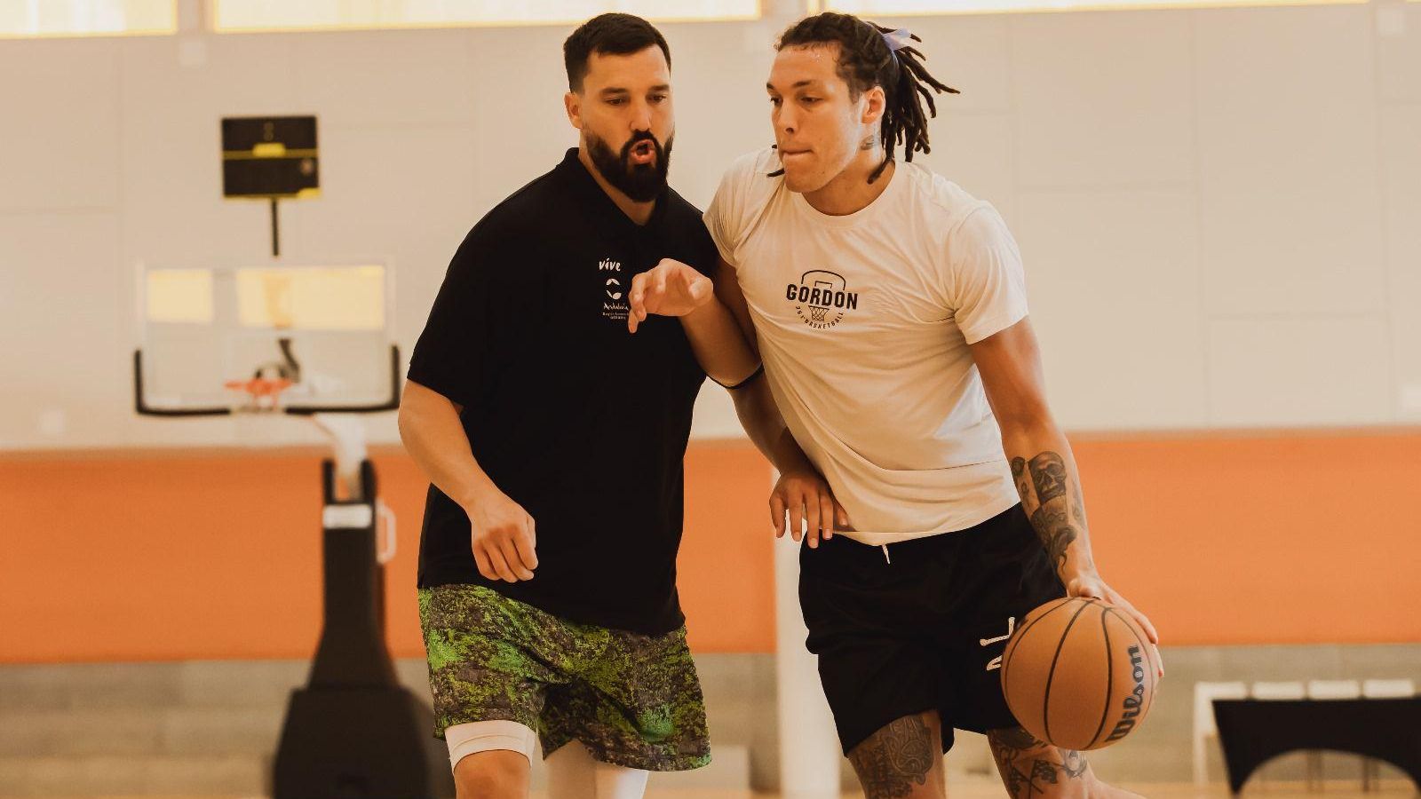 Alfonso Sánchez, entrenando junto al jugador NBA, Aaron Gordon.