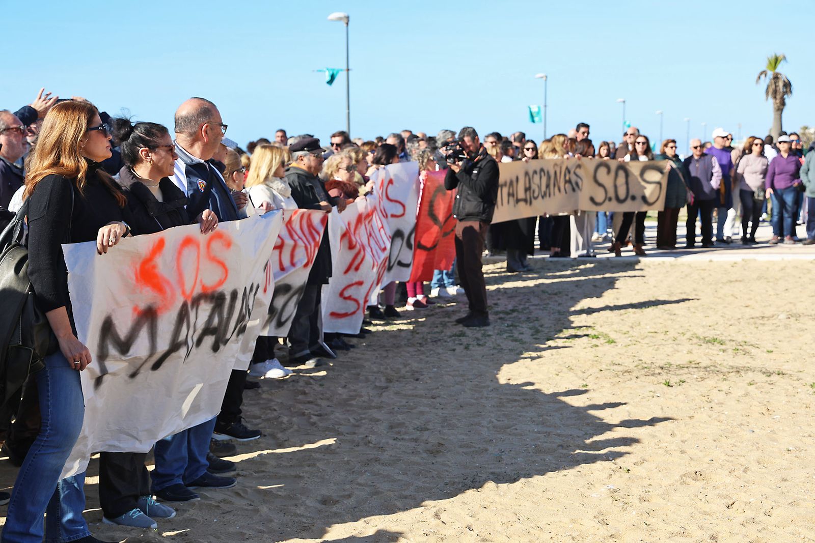 Fotografías de la concentración de los vecinos de Matalascañas tras los destrozos del paseo marítimo