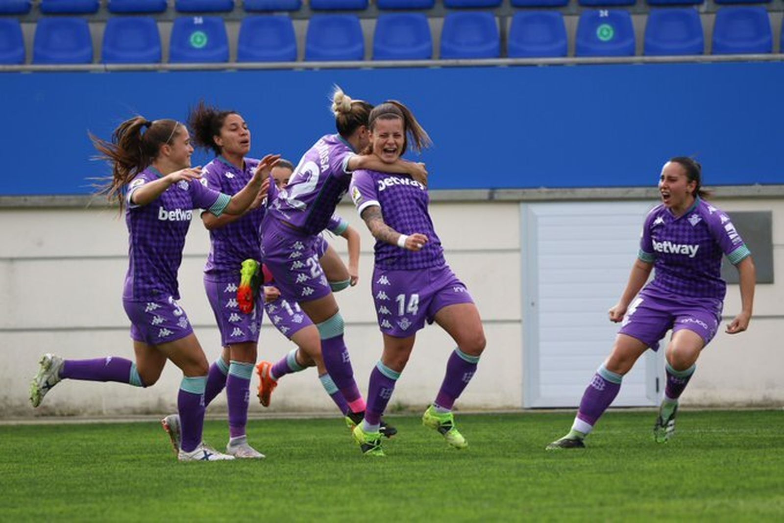 Rosa Otermín celebra el gol con sus compañeras.