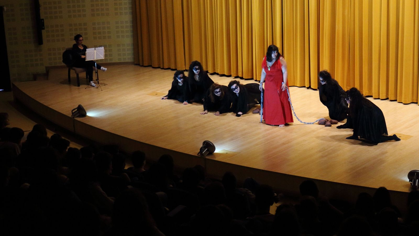 Representación de la obra, ayer, en el Paraninfo.