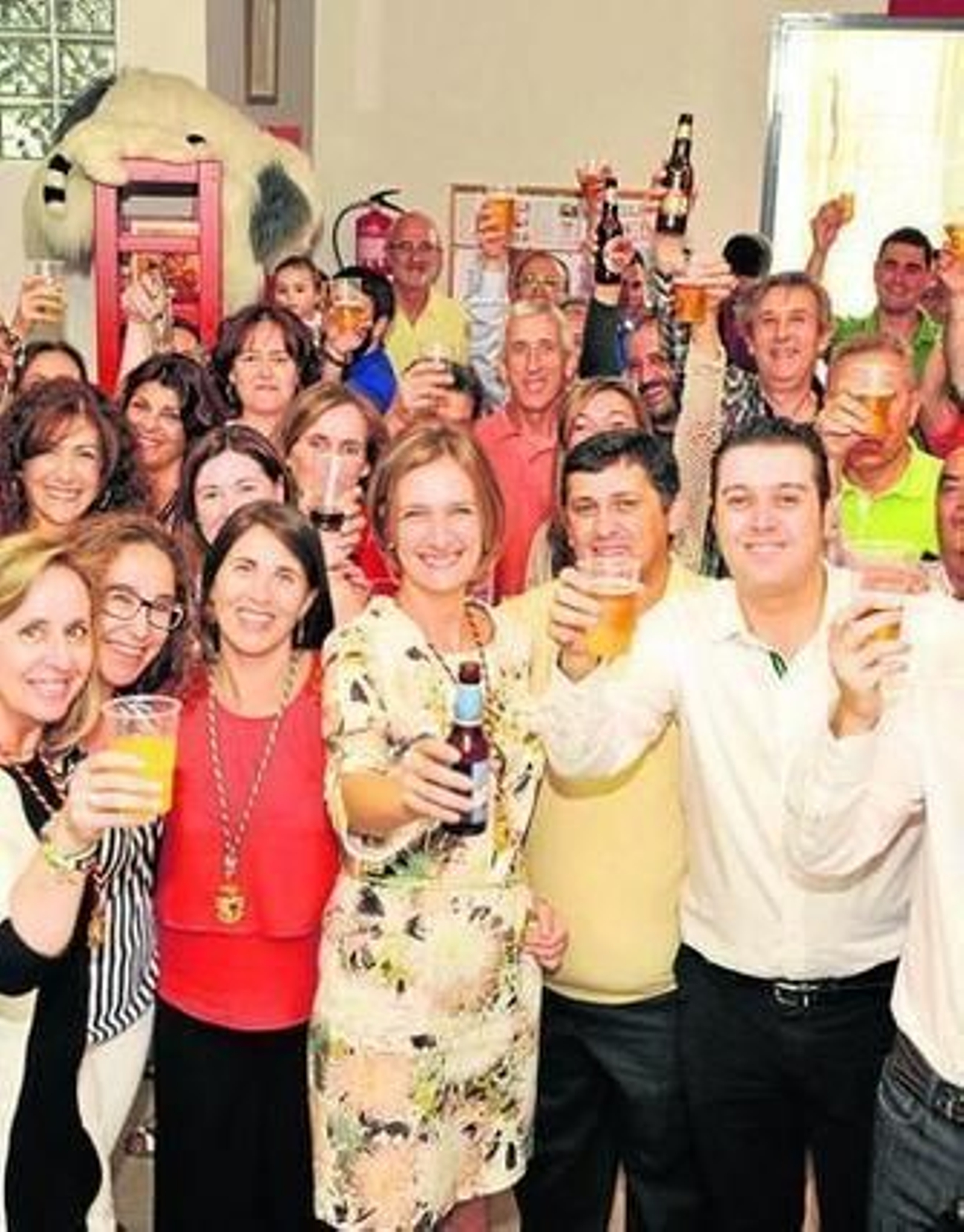 La nueva alcaldesa, con su equipo, celebrando el día 13 su investidura.