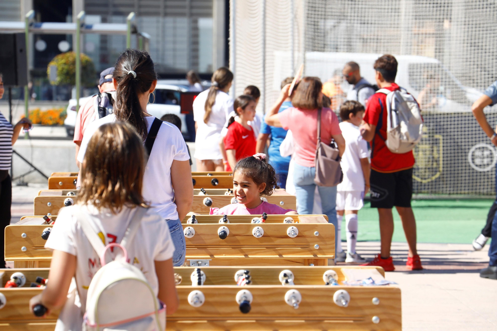 Córdoba se divierte en la 'Fan Zone' previa al partido de España ante Suiza, en imágenes