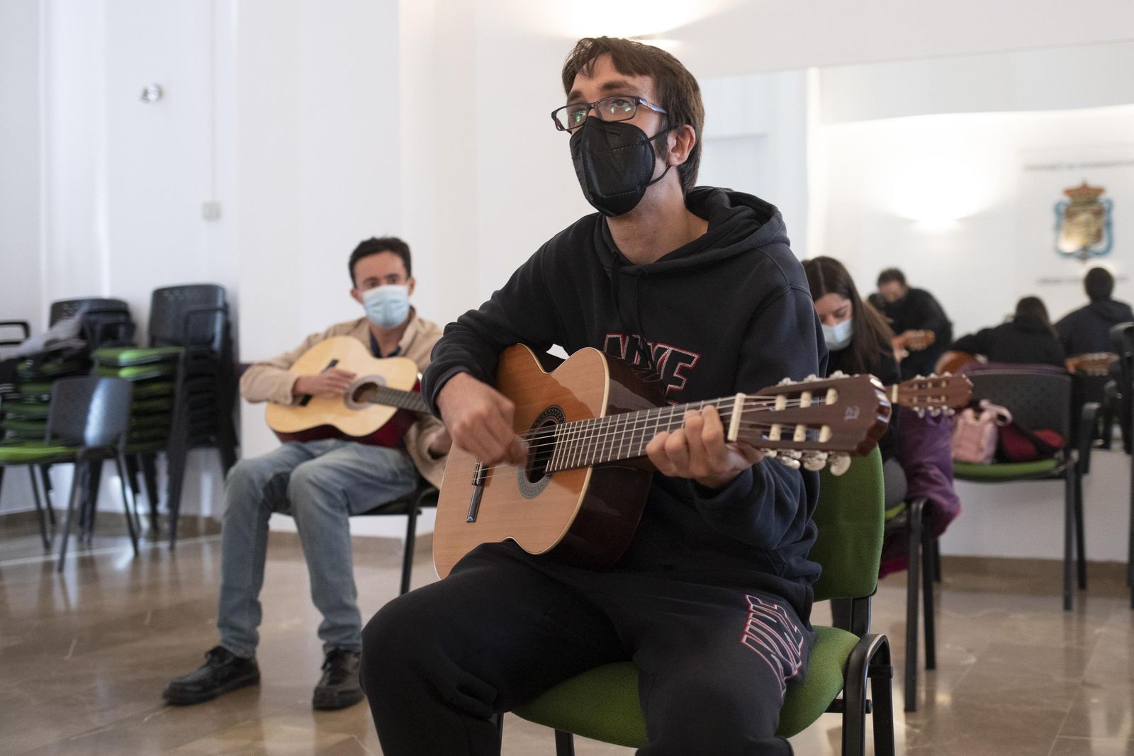 Fotos: Popi y Quini Almendros enseñan música a los jóvenes de la Asociación Homo Sapiens