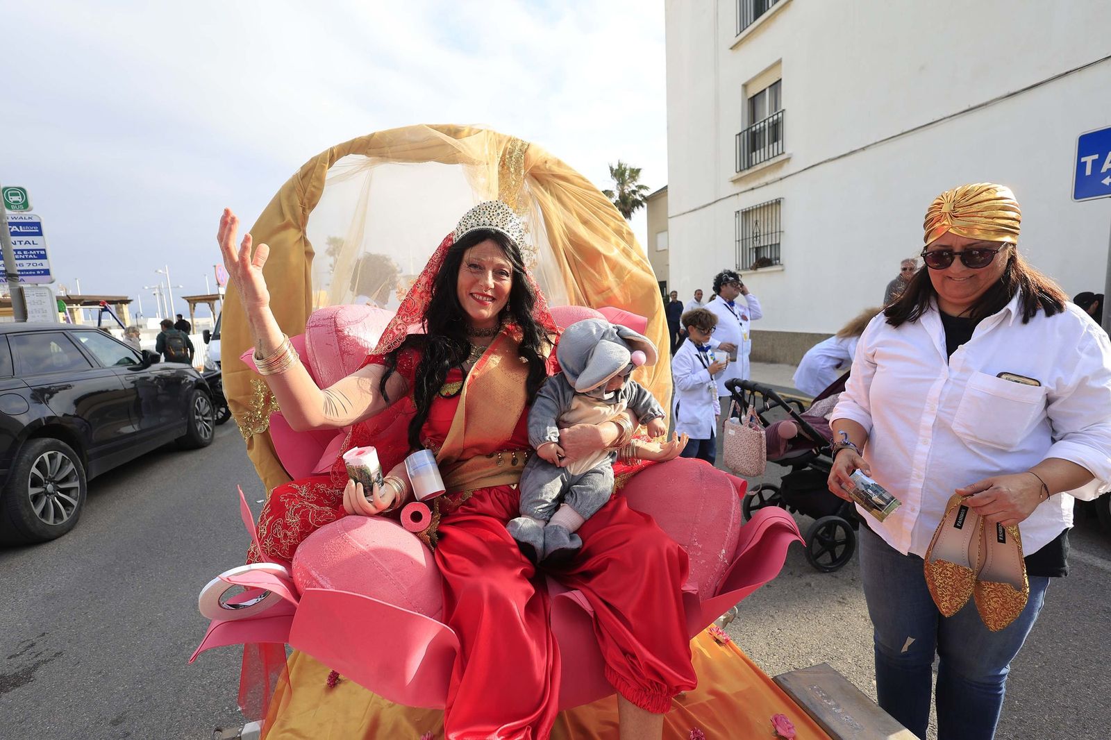 Búscate en las fotos del pasacalles del Carnaval de Tarifa 2026
