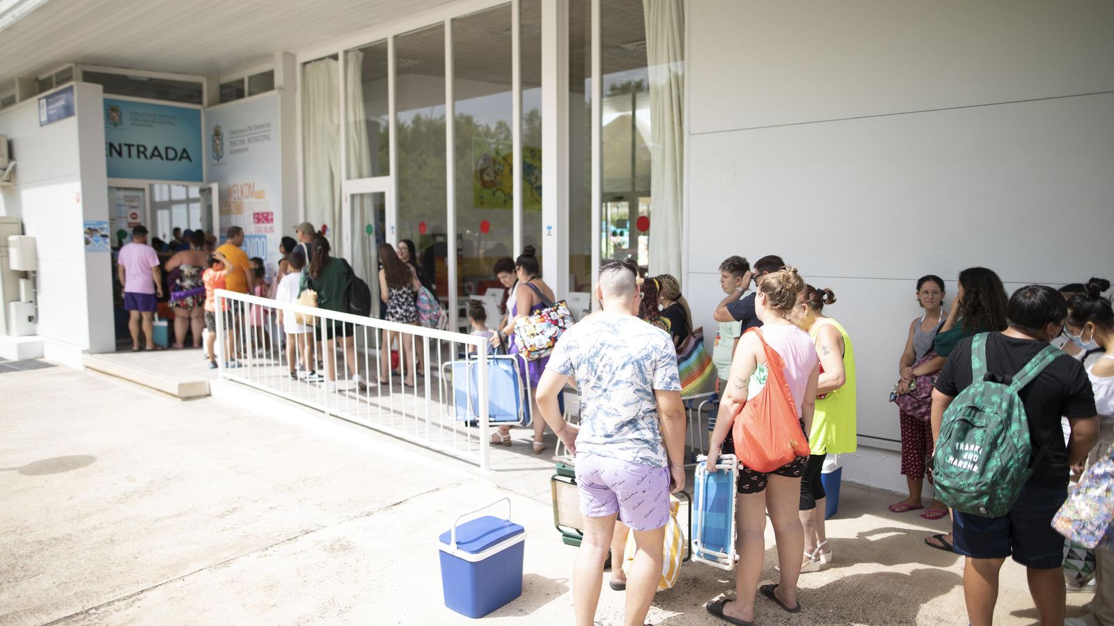 Colas para entrar a la piscina de Almanjáyar.