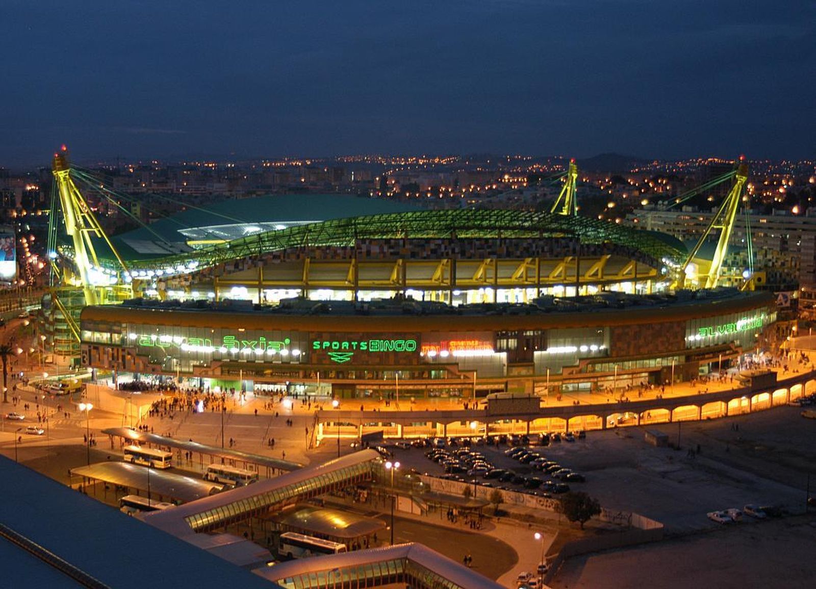 Imagen nocturna del estadio del Sporting Clube, el José Alvalade.