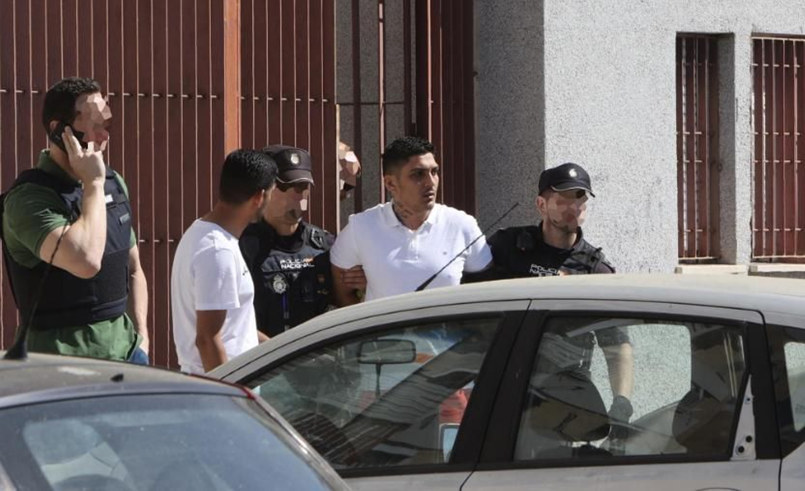 Agentes de la Policía Nacional se llevan detenido al hombre que ha permanecido atrincherado casi cinco horas con  una escopeta en una casa de las Tres Mil Viviendas.