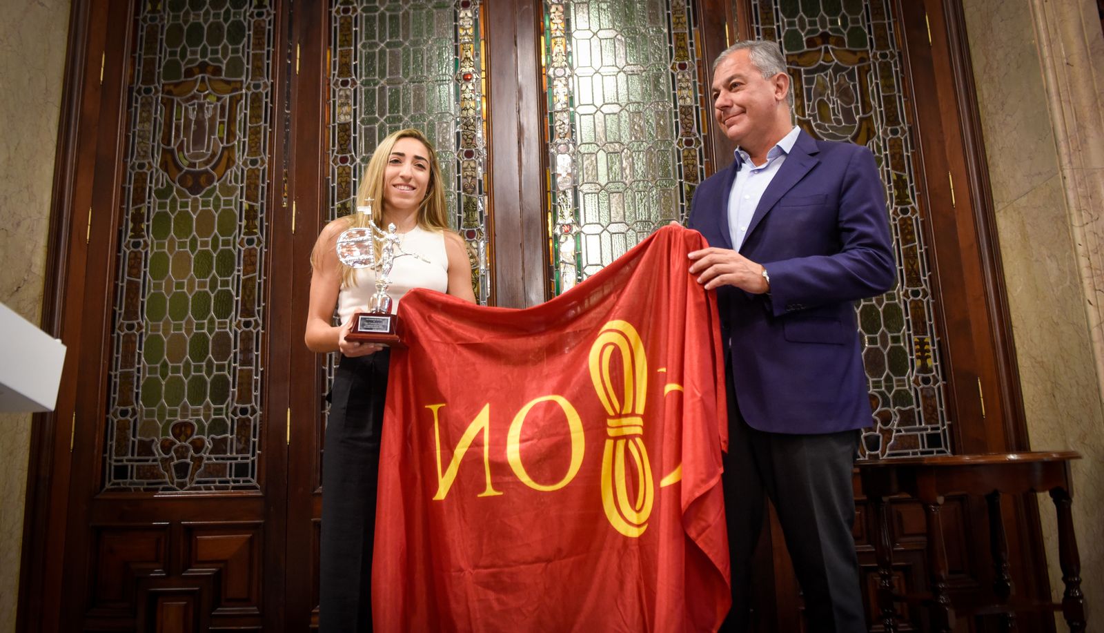 El alcalde recibe a Olga Carmona