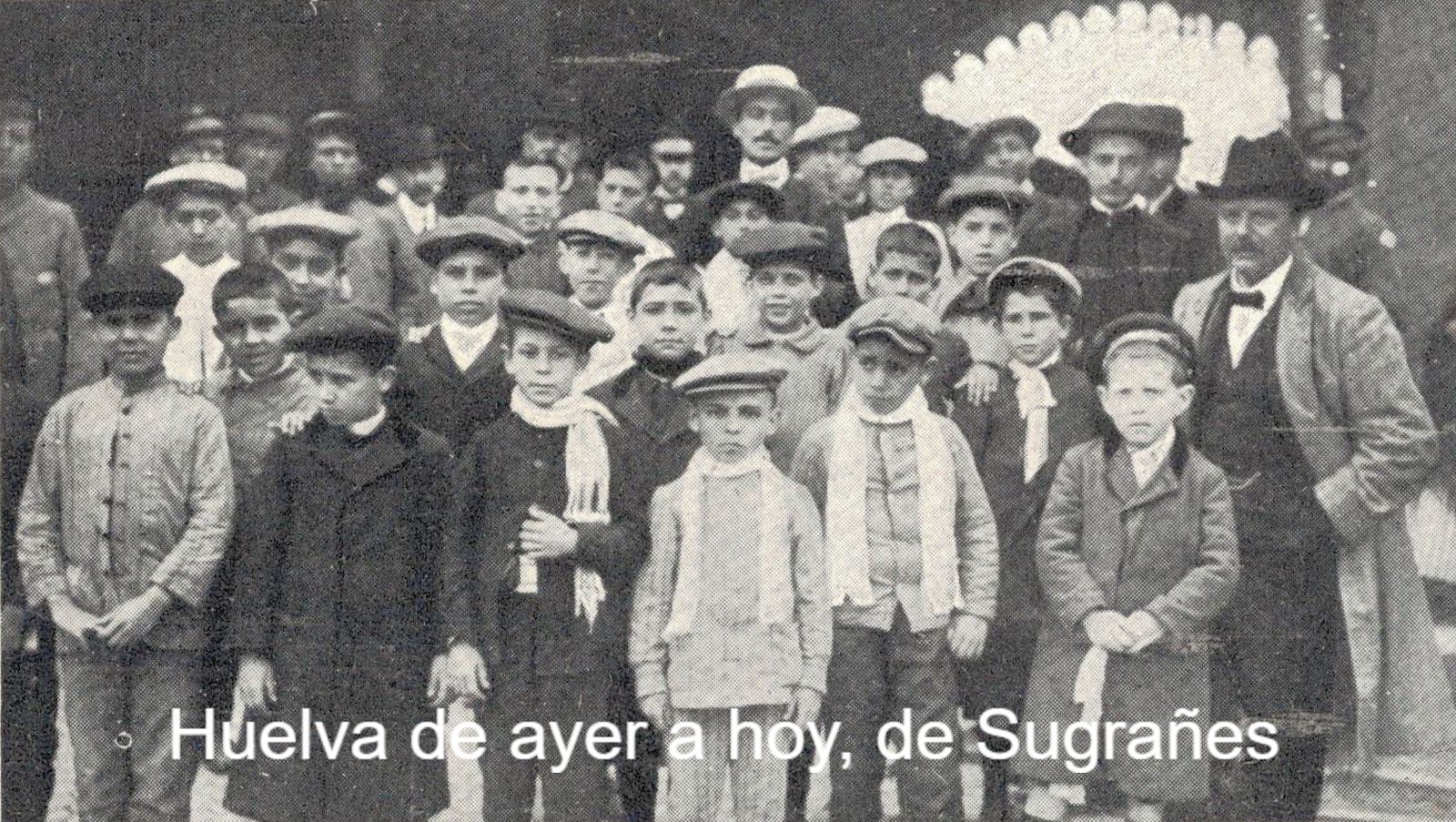 Manuel Siurot con un grupo de 20 niños de sus escuelas en Madrid, que visitaron a la Universidad y al rey.