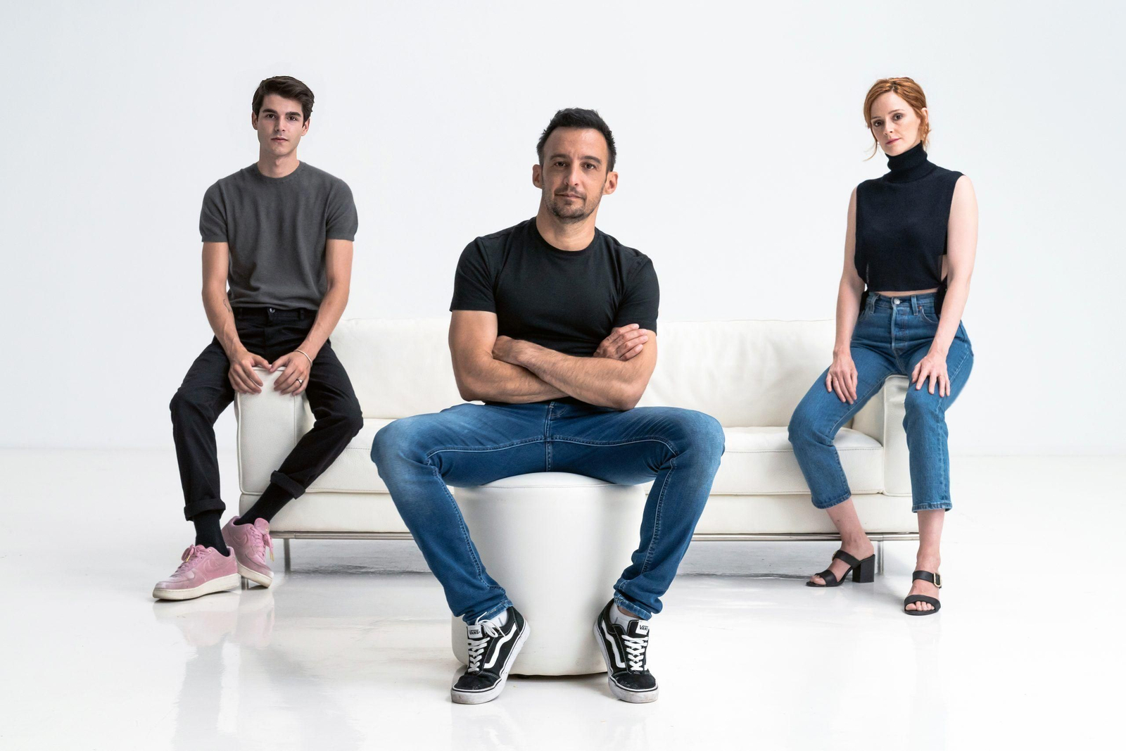 Amenábar, con la pareja protagonista de su nueva serie, 'La Fortuna'.