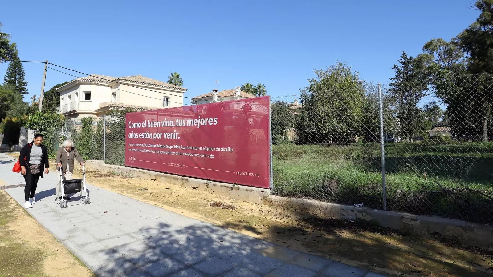 Cartel anunciador de la promoción de apartamentos para personas mayores en los terrenos de la desaparecida clínica de la Cruz Roja.