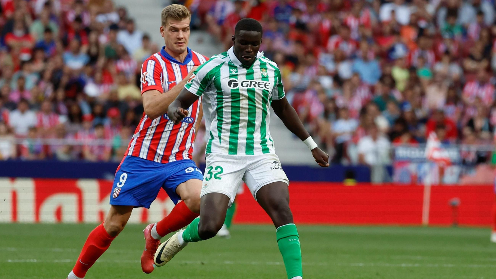 Nobel Mendy ante Sorloth en el duelo ante el Atlético de Madrid