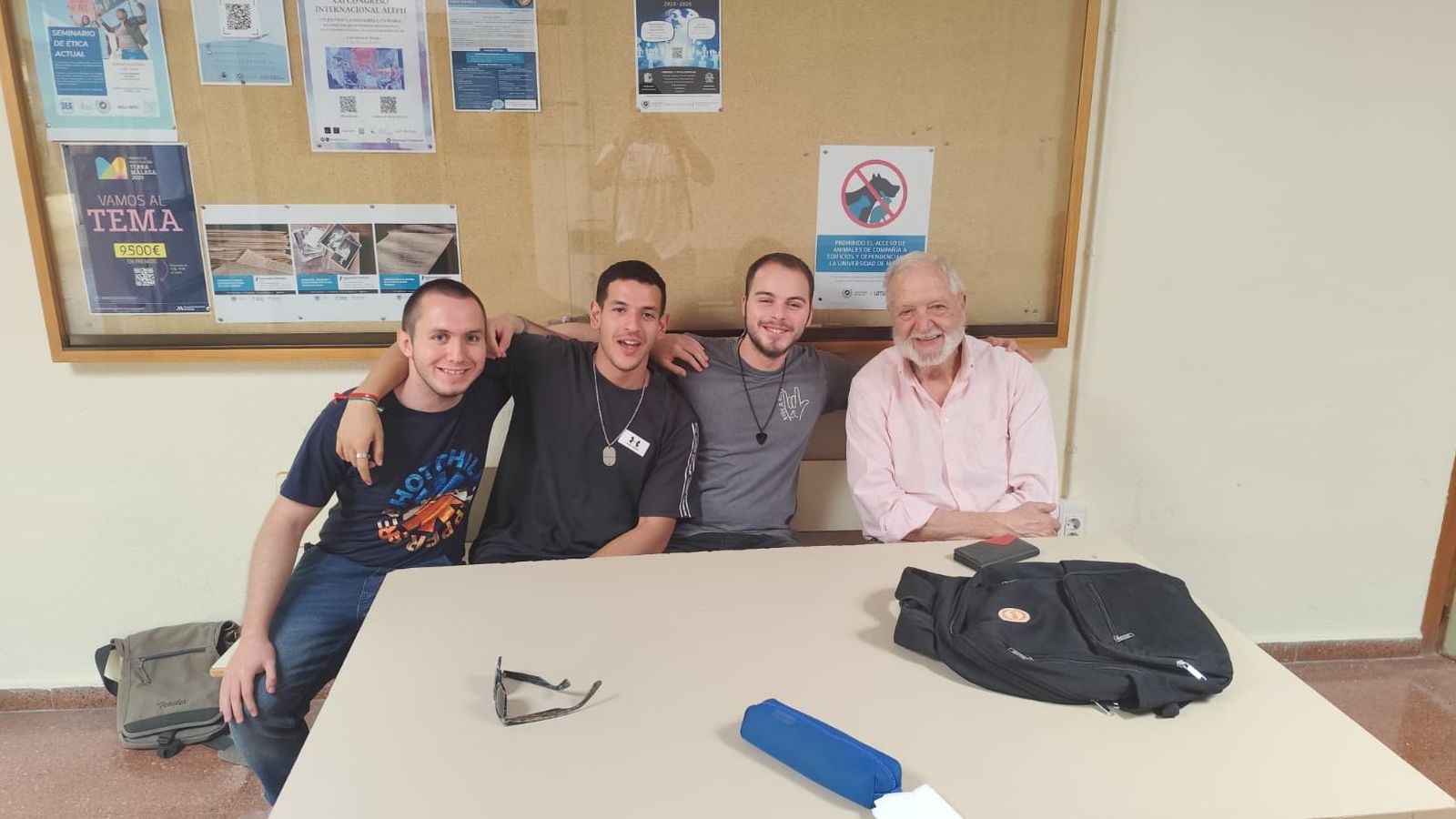 Manolo junto a varios compañeros de clase