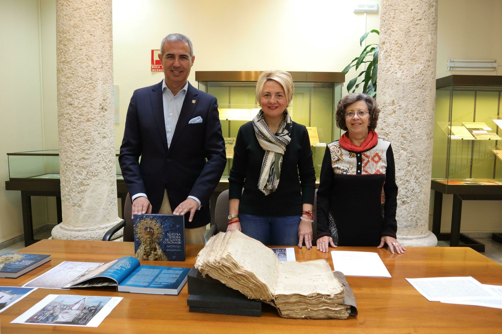 Fotografía 1 (de izquieAntonio Campos, Eloísa Cabrera y María Luisa Andrés.