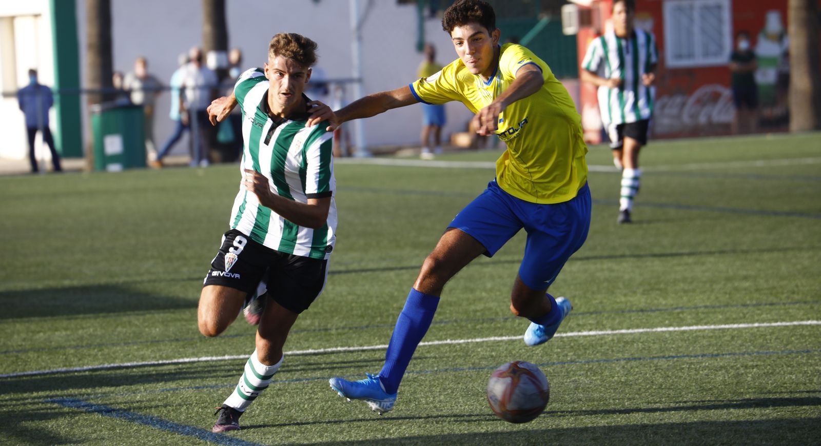 Marín intenta marcharse de la presión de un jugador del Tomares.