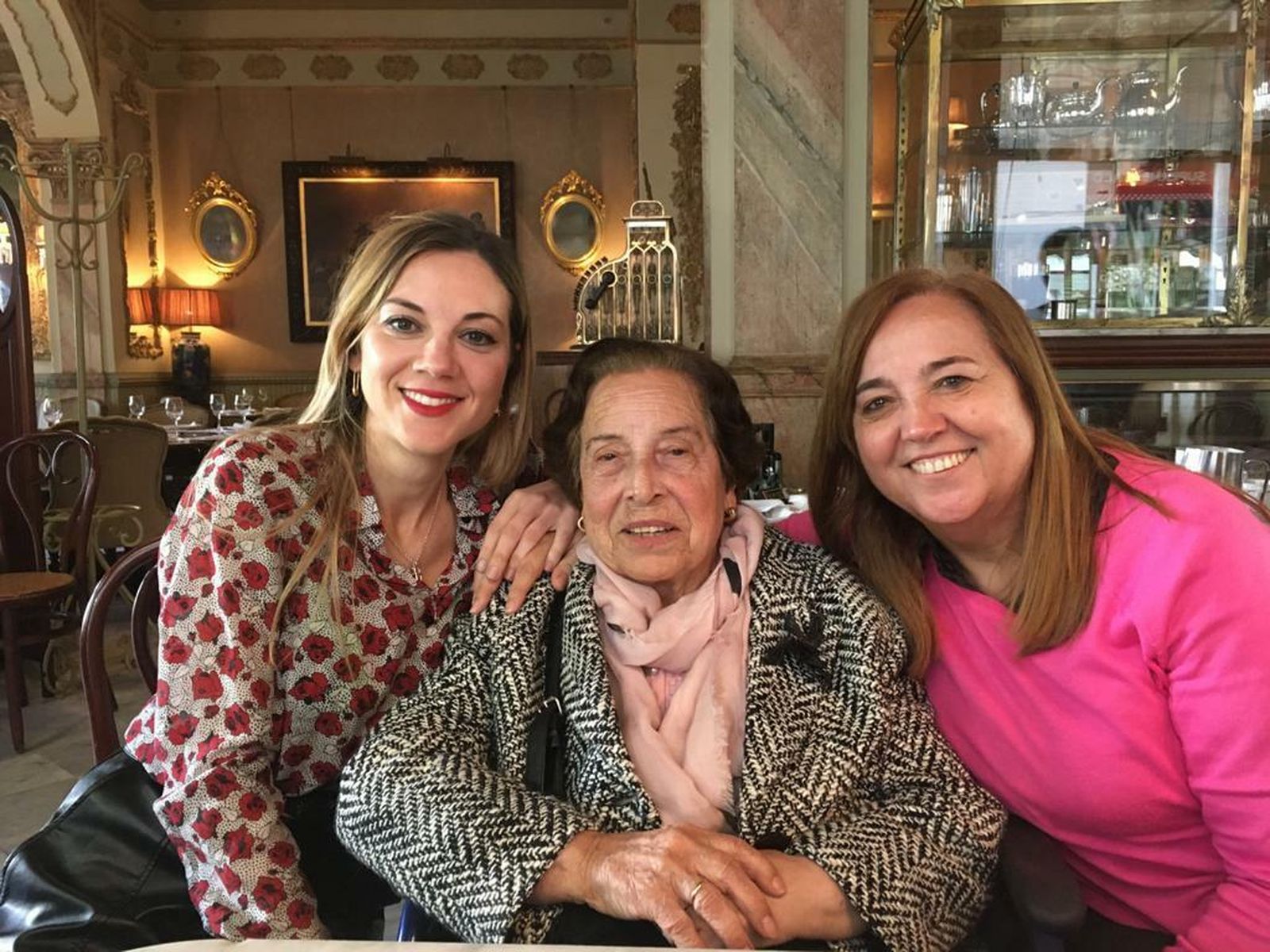 La anfitriona, Emilia Delgado Fernández, con su hija Encarna Díaz y su nieta Helen Santiago, durante la celebración de su noventa y un cumpleaños en el Café Royalty.
