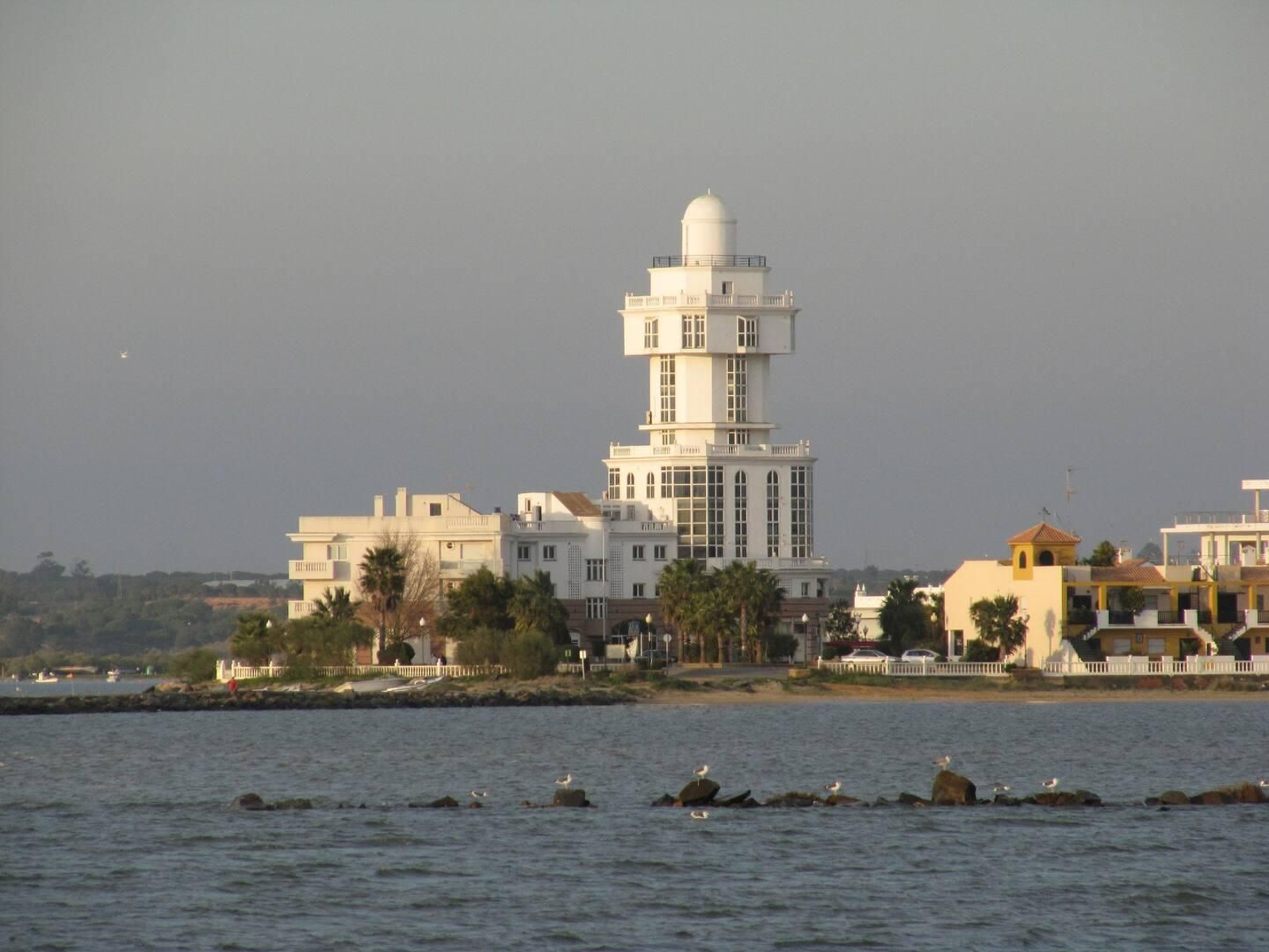 Dormir en un faro es posible en este bello pueblo de Huelva: "Con vistas privilegiadas al mar" Dormir en un faro es posible en este bello pueblo de Huelva: "Con vistas privilegiadas al mar"