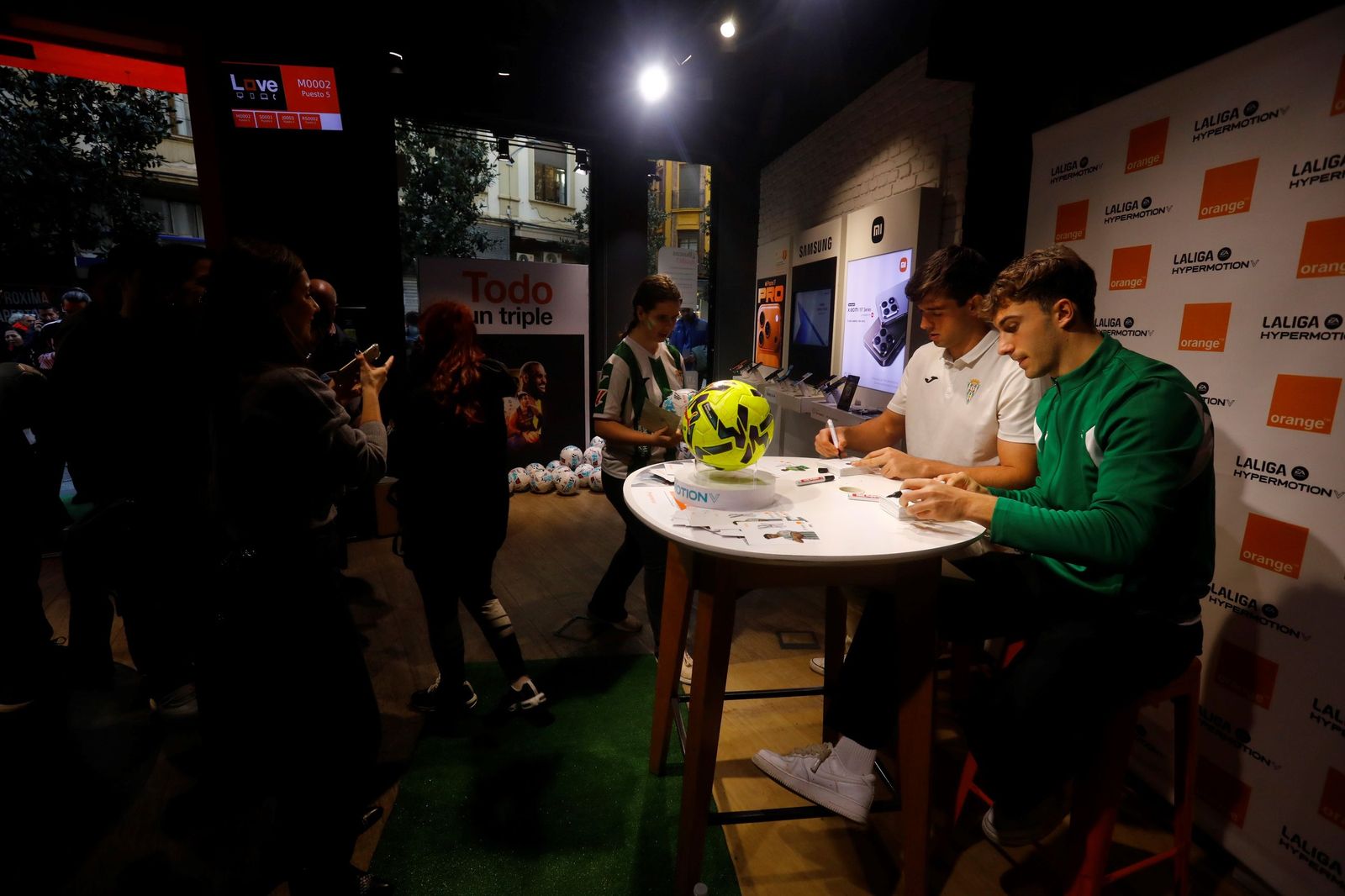 Las mejores fotos de la exitosa firma de autógrafos del Córdoba CF en el centro de la ciudad