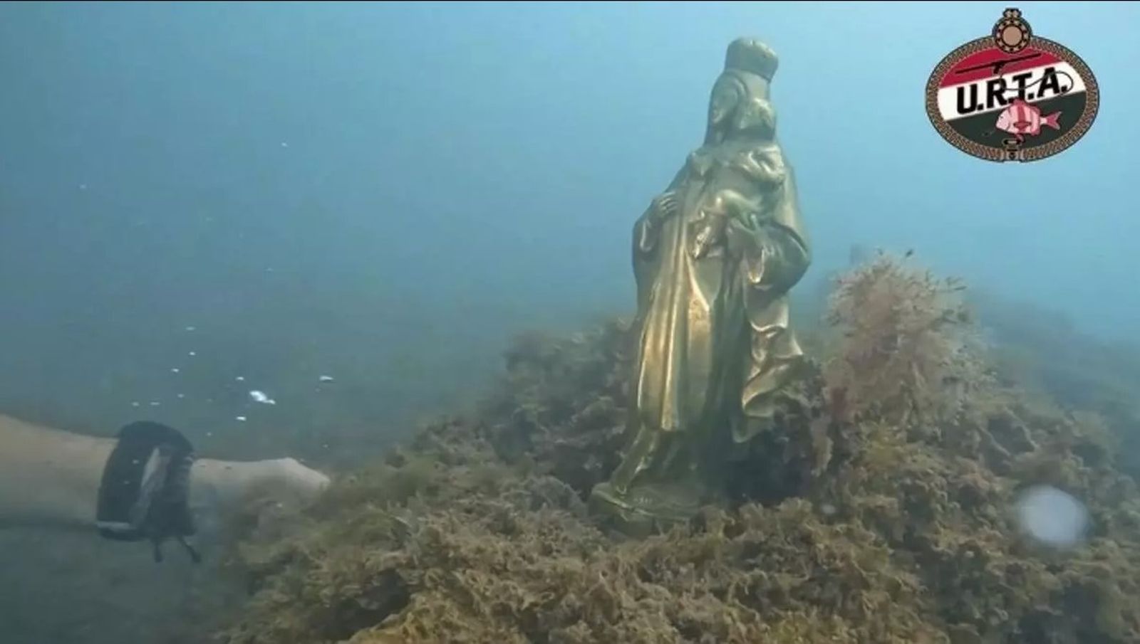 La imagen de bronce de la virgen del Carmen en el fondo del mar. / CLUB NÁUTICO URTA.