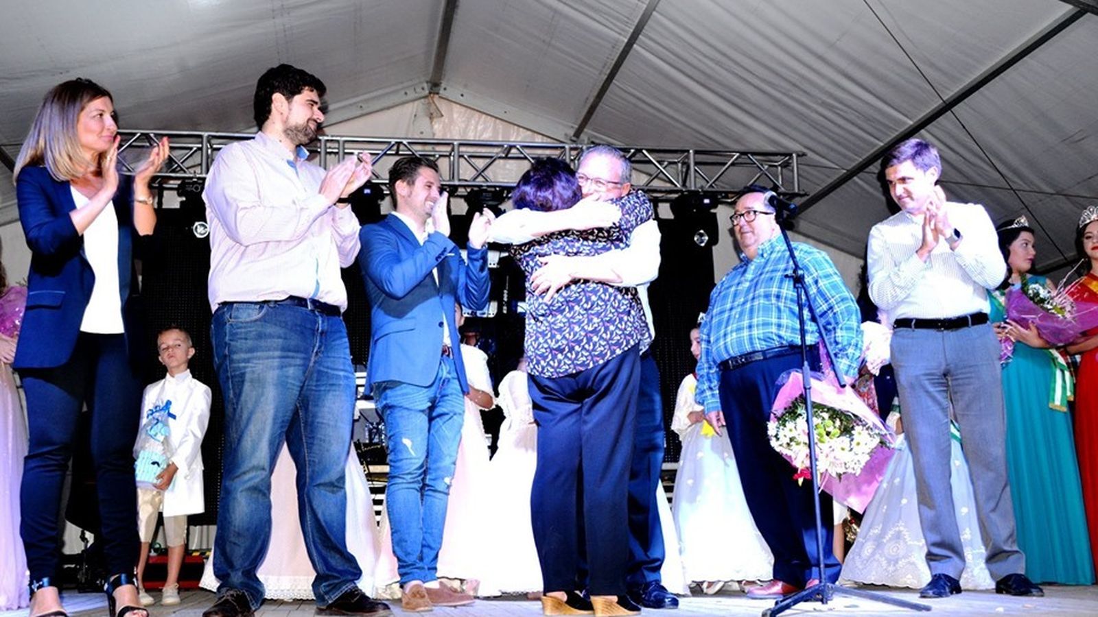 José Galdeano recibe el abrazo de su mujer y el aplauso de sus compañeros de corporación municipal.
