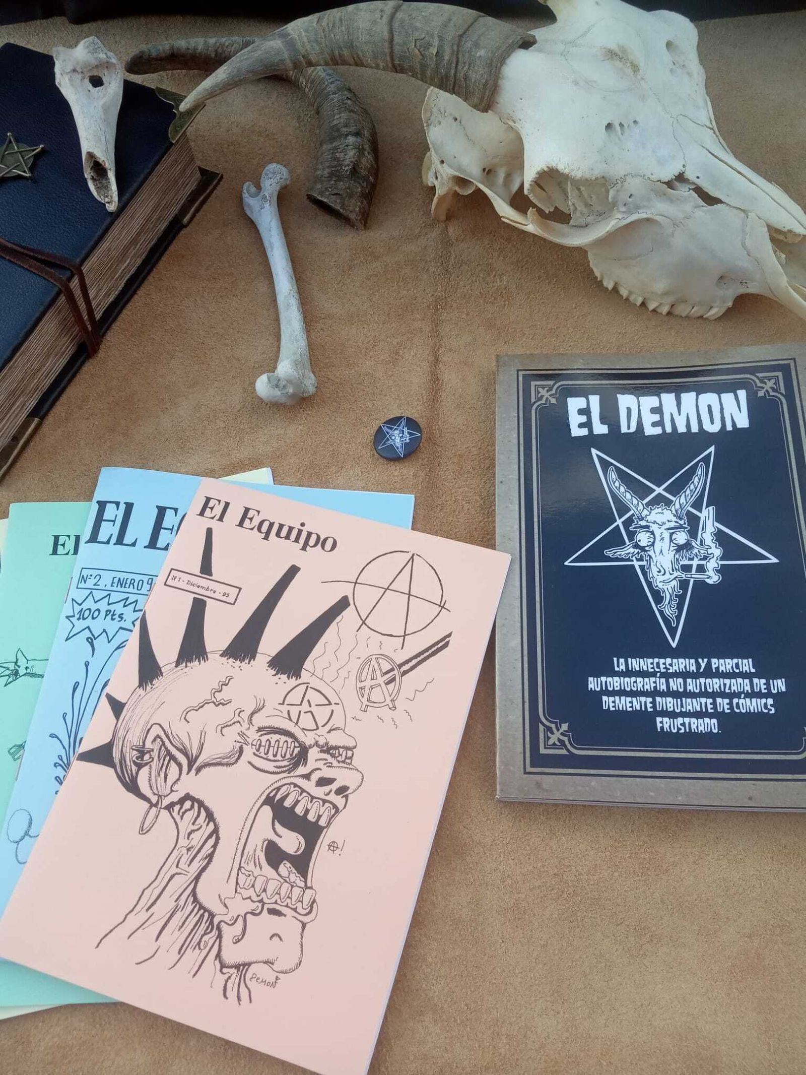 Portada y fanzines de 'Demon'.