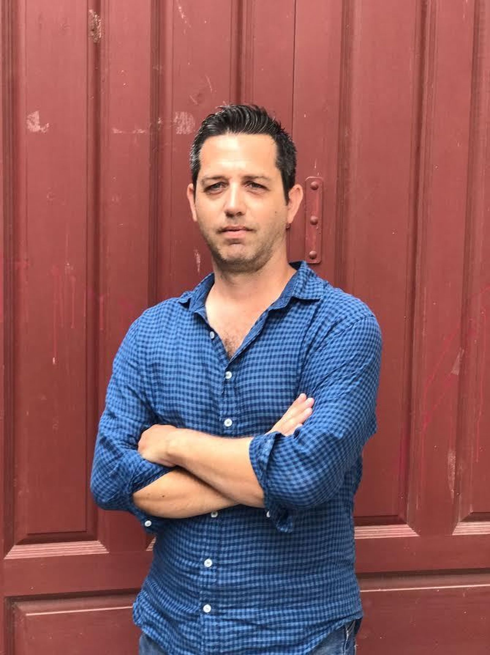 Joaquín Riera delante de la puerta por la que cada día accede al tendido.