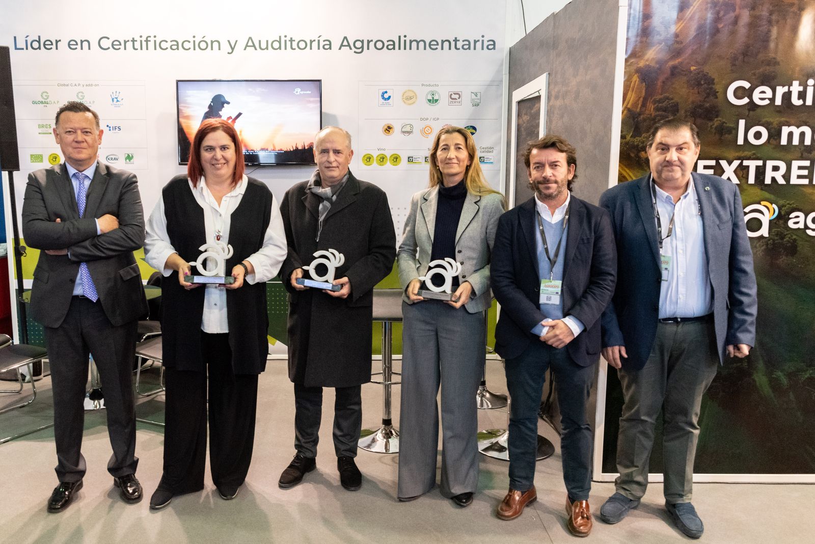 Foto de familia con los premiados.