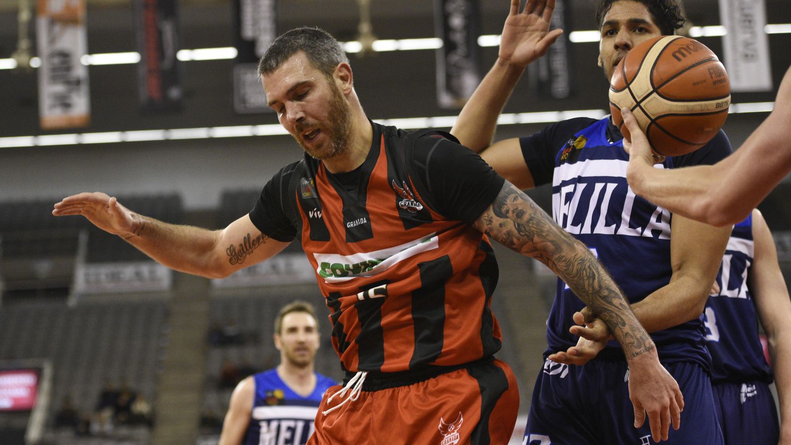 Guille Rubio es objeto de una falta personal por parte de Dos Anjos