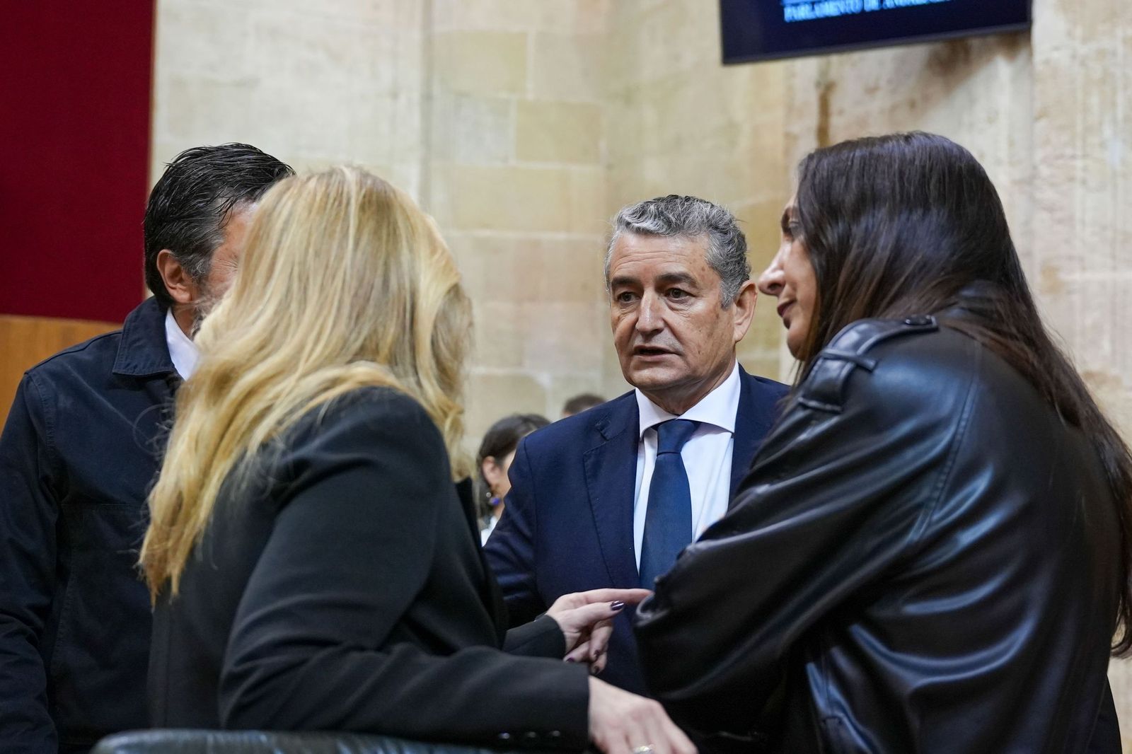 Antonio Sanz dialoga con las consejeras Carolina España y Loles López, además del portavoz del PP en la Cámara, Toni Martín.